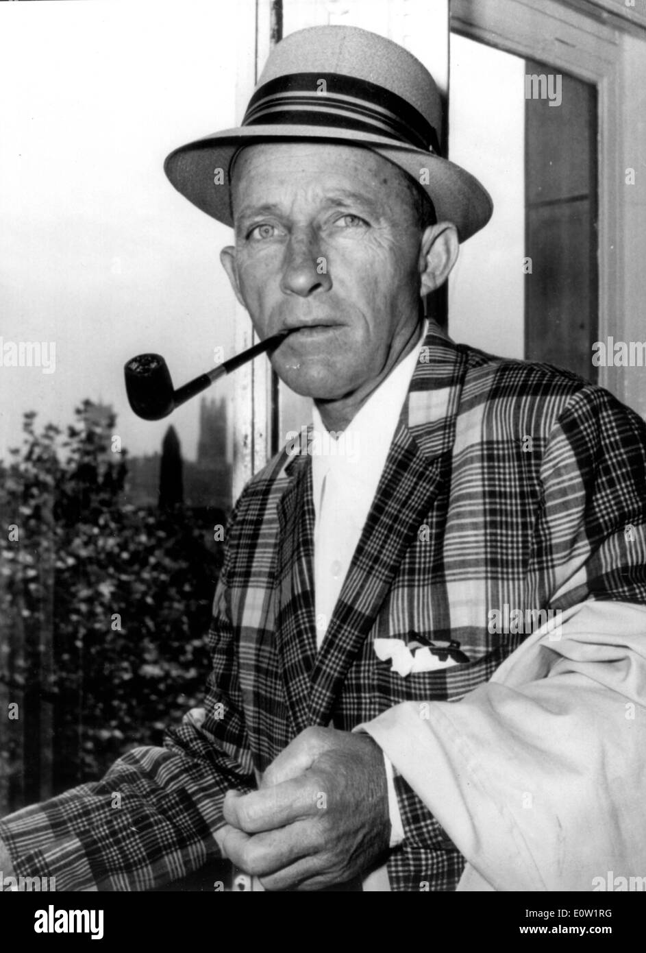 Bing Crosby fumant une pipe Banque D'Images