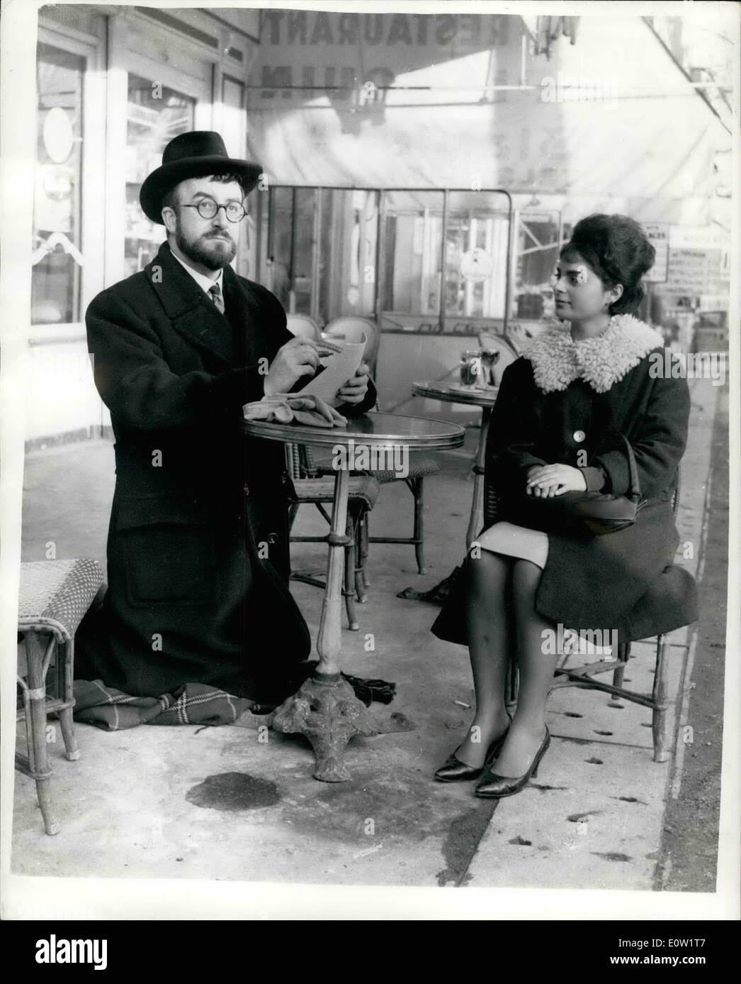 10 janvier 1961 - 10.1.61 Peter Sellers stars en version anglaise du célèbre pièce française M. Topaze . Peter Sellers joue le rôle de vedette dans M. Topaze , une version anglaise de la célèbre Marcel Pagnol's play. Après six mois de tournage dans un studio londonien, à l'extérieur de scènes sont maintenant effectuées à Paris. Photo Keystone montre : Peter Sellers dans un fac de Paris&EACUTE ; au cours d'une scène pour le film, en dehors des coups pour lesquels sont maintenant être filmé à Paris. Banque D'Images