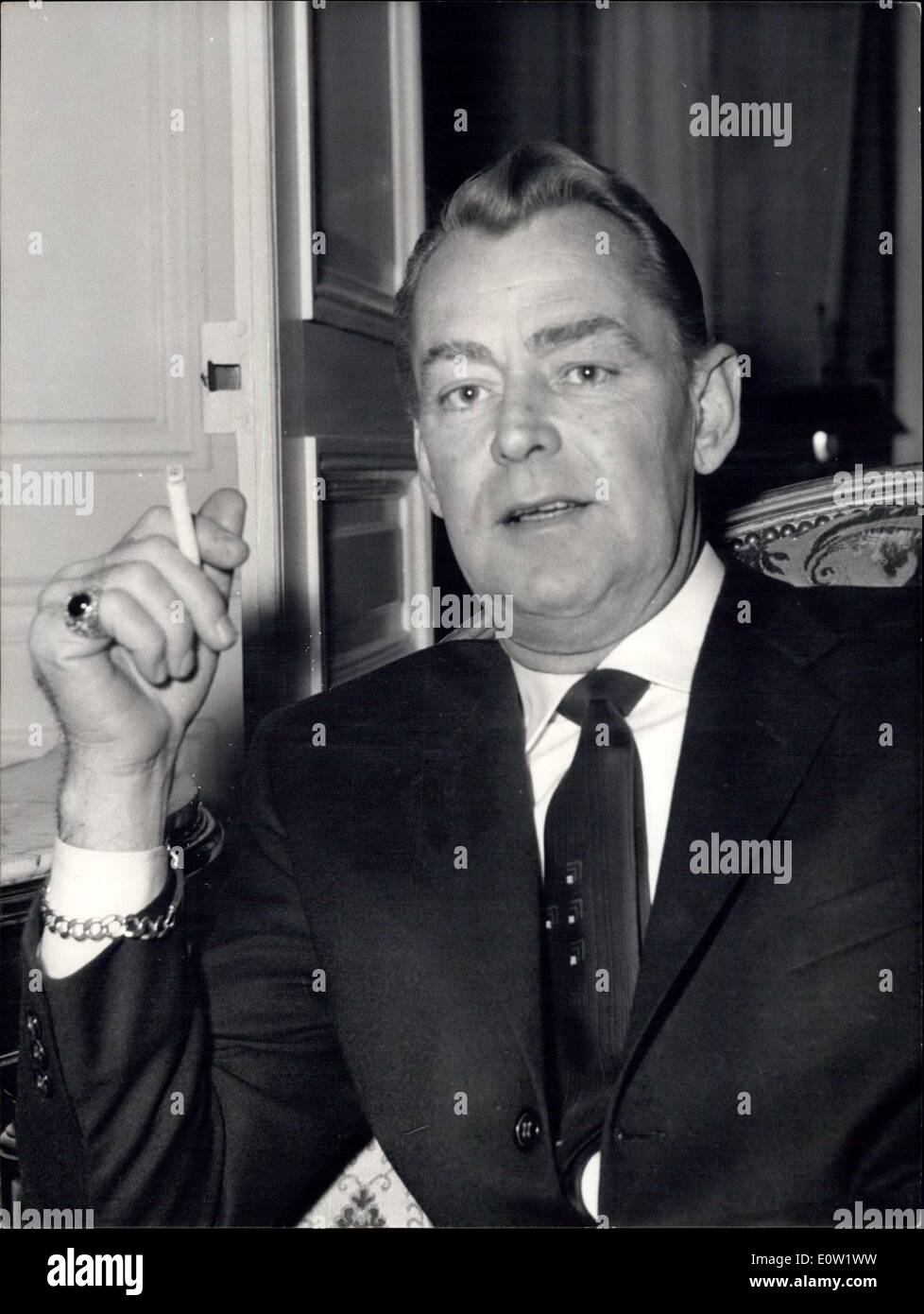 01 déc., 1960 - Alan Ladd dans Paris. Photo montre Alan Ladd illustré au cours de sa conférence de presse hier soir. Le célèbre acteur américain s'est arrêté à Paris en route pour Rome où il est à l'étoile dans un nouveau film ''Horatius' Banque D'Images