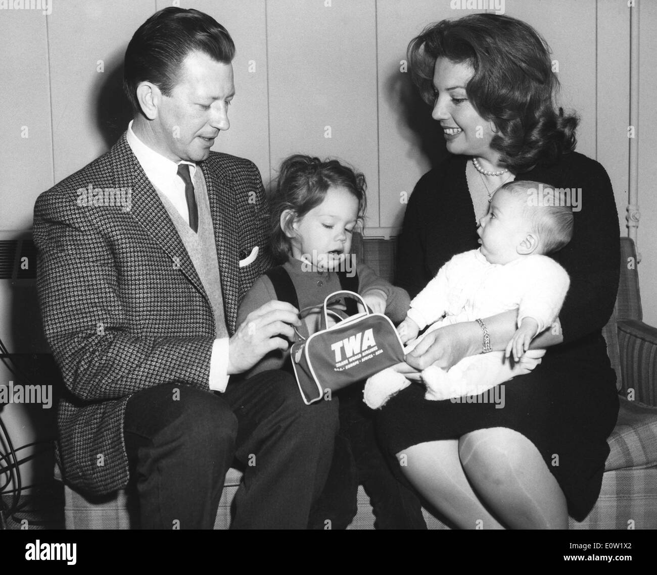 Dancer Donald O'Connor à l'aéroport avec sa famille Banque D'Images