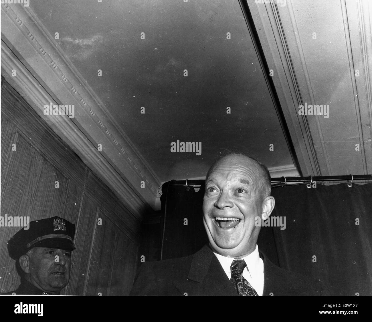 Le président Eisenhower met son vote Banque D'Images