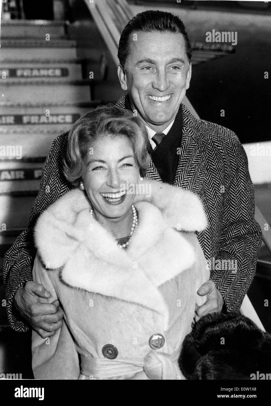 L'acteur Kirk Douglas et épouse Annie arrivent à Londres Banque D'Images