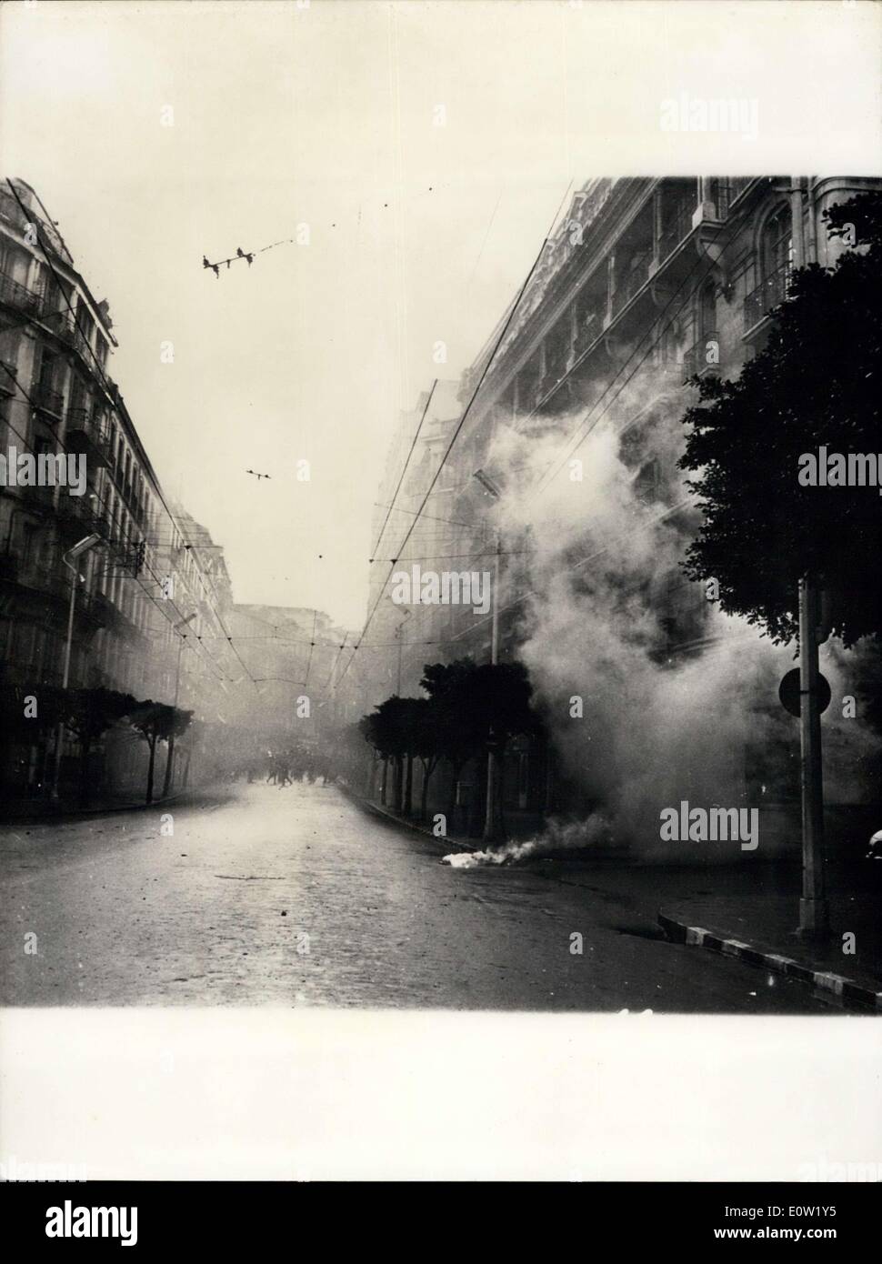 11 déc., 1960 - émeutes en Algérie les pompiers mettent leurs tuyaux en préparation à l'utilisation contre des manifestants à Oran, hier. Banque D'Images