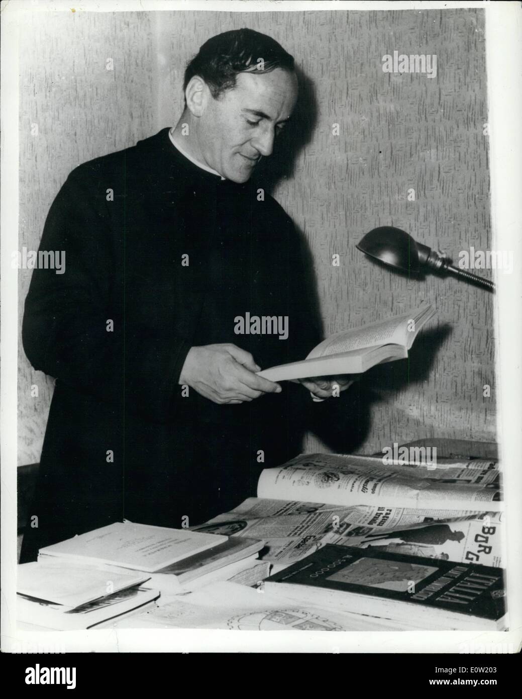 Le 12 décembre 1960 - Don Carlo - Italien Curé se prépare à quitter et ses paroissiens ne l'Aime Pas : Don Carlo Riva Tarcisio Banque D'Images