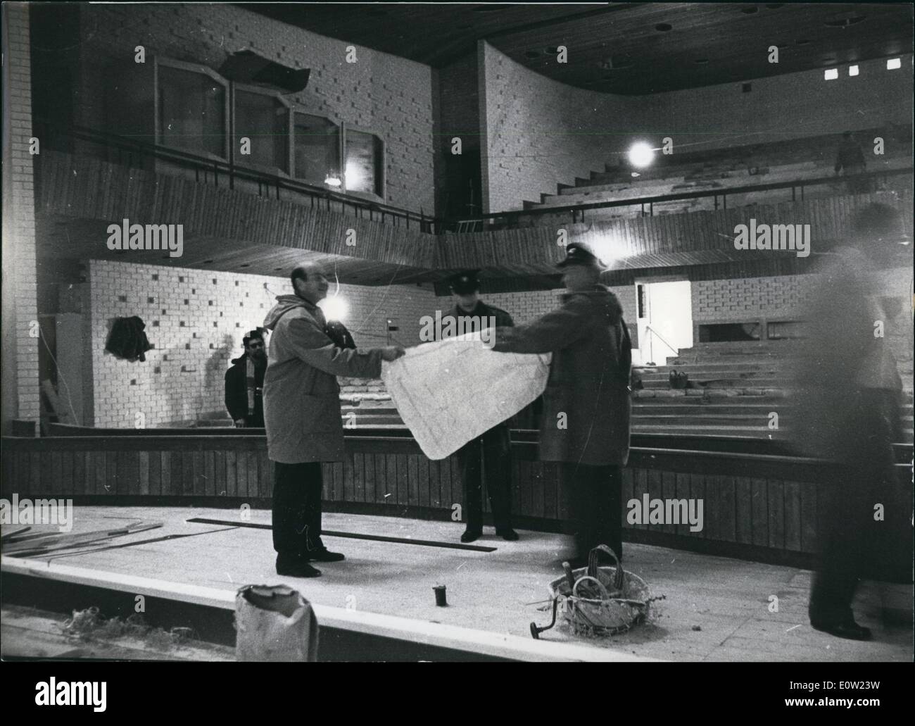 02 février 1961 - Aperçu des procès contre Adolf Eichmann à Jérusalem : Chef de la police Joseph Nahmias (Nahmias) - centre - contrôle des plans de la salle d'audience. Sur le balcon à gauche sont les cabines des traducteurs, Banque D'Images
