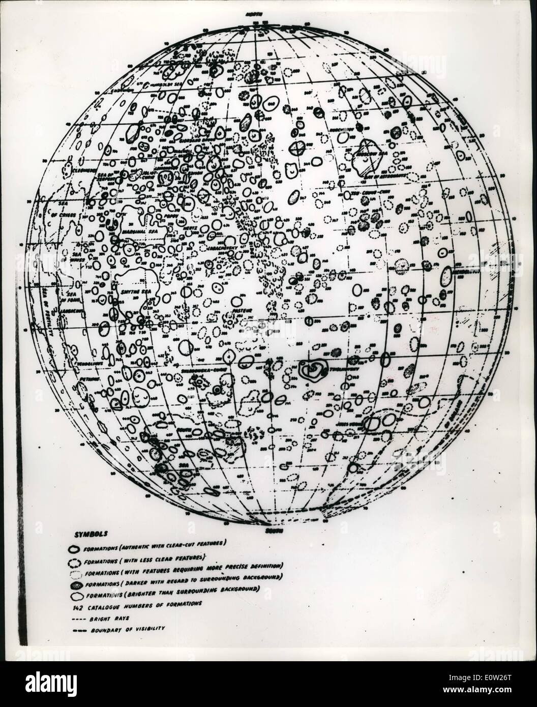 Le 12 décembre 1960 - Amazing plan de la face arrière de la lune. Vu pour la première fois en dehors de l'Union soviétique. C'est la première apparition hors de l'Union soviétique de la carte de la face arrière de la Lune. Il a été réalisé conjointement par l'Institut d'astronomie Sternberg et le Central Research Institute de Geodecy - Photographie aérienne et cartographie en janvier - avril 1960. Sur la base d'images relayées à partir de la station interplanétaire automatique soviétique le 7 octobre 1959. Le miridional bande entre 30 et 70 deg.. deg. de long a été compilé selon les cartes de la face visible de la lune. Banque D'Images