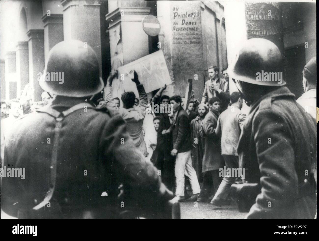 14 décembre 1960 - Des manifestants de regarder les événements d'Alger Banque D'Images