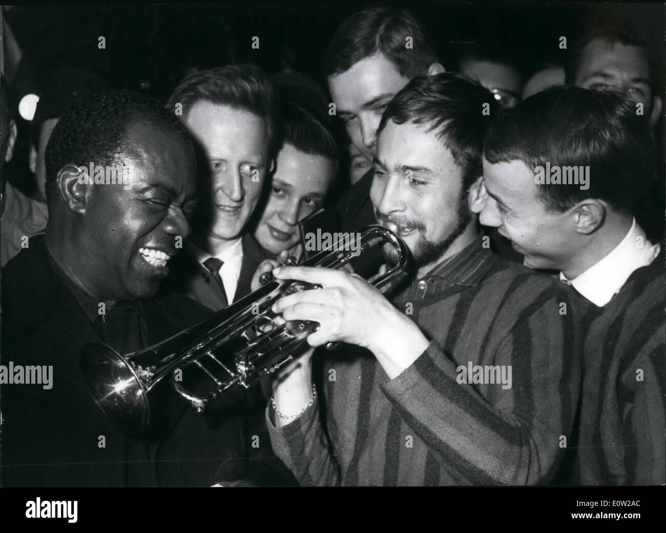 02 février 1961 - King of Jazz Louis Armstrong en Allemagne : En provenance de Nice, le roi du jazz Louis Armstrong sur 2 Février est arrivé sur l'aéroport de Düsseldorf. Armstrong fera une tournée à travers l'Allemagne avec son ''All Star Band'', le démarrage est Essen. Photo montre Dieter Kock (KOCK), membre du Combo de Jazz amateur de Hambourg d'un séjour à Düsseldorf à l'heure actuelle, de l'accueil Armstrong avec de la musique sur l'aéroport de Dussedorf. Banque D'Images
