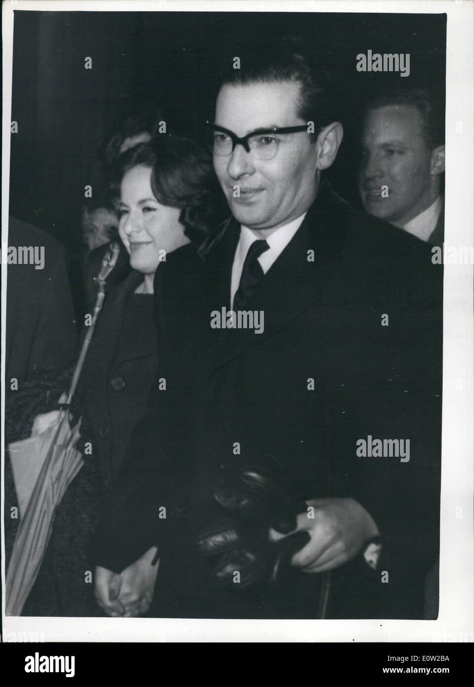 10 févr. 02, 1961 - Le jury ne s'entendent pas dans le ''Kiss en voiture''. Dans la Haute Cour, le jury n'a pu s'entendre dans le ''Kiss dans la voiture'', où M. Gerald Selby, 30 , de Bickenhall Mansions, Baker street, et son fianc&eacute;e, Mlle Anne Firman, 24, de Waterford-road, Harrow, demander des dommages-intérêts contre le P.C. Donald MacLennan et ex-C.P. John MacDonald. Ils allèguent la séquestration, poursuite malveillante, d'agression et de conspiration. L'action a fait suite à l'acquittement de M. Selby et Mlle Firman au London Sessions en mai 1959, sous l'accusation d'outrage à la décence publique alors que dans Mr Banque D'Images