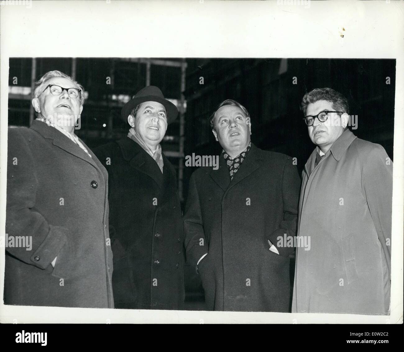 10 févr. 02, 1961 - Les éditeurs russes à Londres. M. Alexei Adjudei, rédacteur en chef des Izvestia et M. Victor Maevsky, rédacteur en chef de la Pravda, est arrivé hier à Londres pour des discussions informelles sur la co-existence pacifique et de ses implications, avec les hommes politiques britanniques, éditeurs et spécialistes sur les affaires internationales. La conférence, qui est sous les auspices de la Grande-Bretagne - association de l'URSS, se tiendra à Wiston House Sussex, du 23 février au 26 avril. La délégation soviétique comprend également M. Georgy Zgukov président du comité d'état des relations culturelles avec les pays étrangers, et M. Banque D'Images