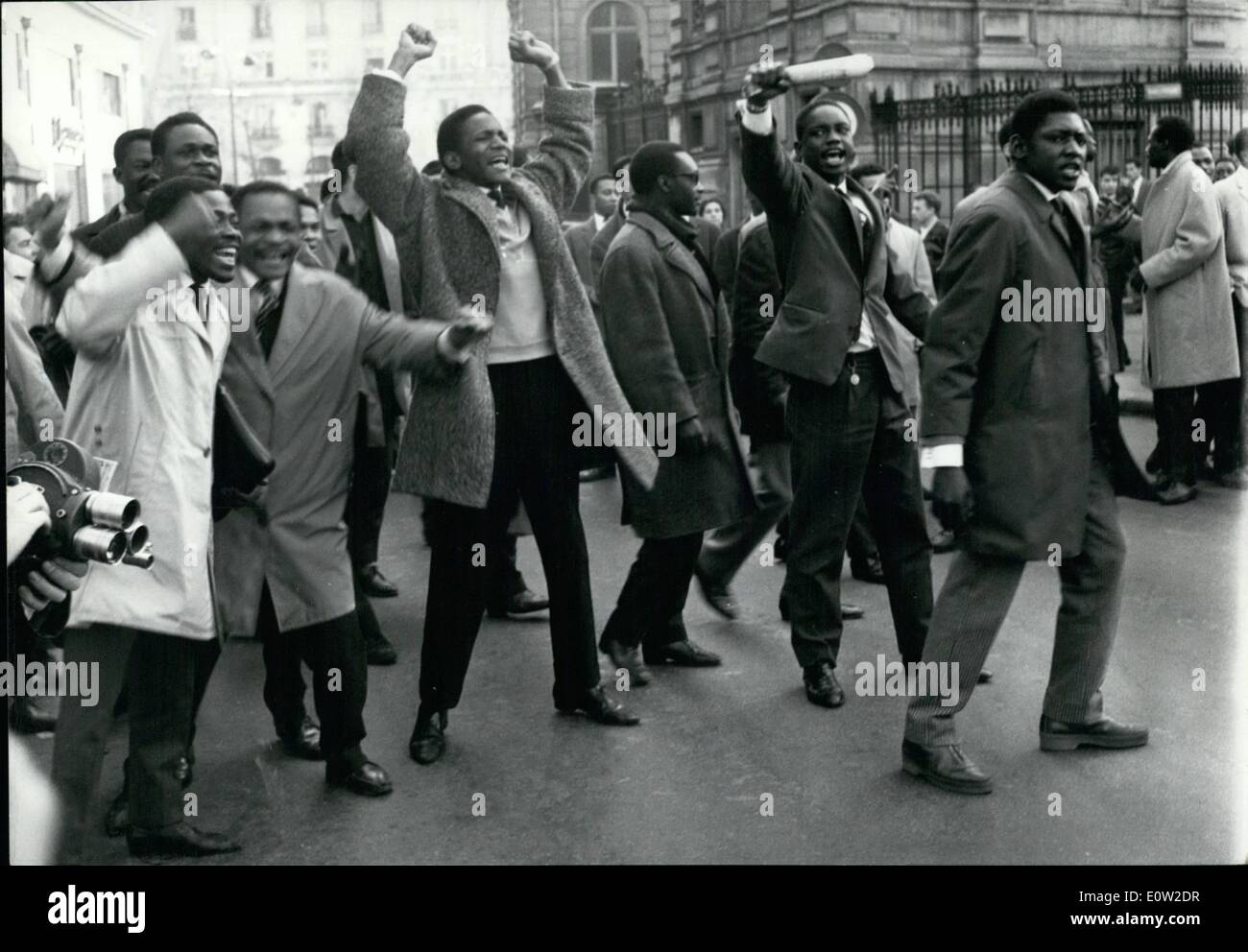 02 février 1961 - des étudiants noirs manifestent contre les bidonvilles de Lumumba: Des étudiants ethniques avec Un groupe de gauchistes blancs ont manifesté devant l'ambassade de Belgique à Paris cet après-midi.Des photos montrent des manifestants en branlant des armes et en criant des slogans anti-belges. Banque D'Images