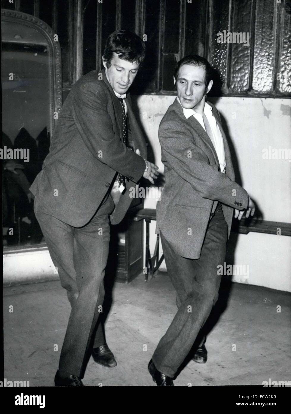 Le 29 décembre 1960 - Jean-Paul Belmondo a dû apprendre à danser pour le film ''Un singe en hiver'' réalisé par Henri Vernil et basé sur un roman d'Antoine Blondin. Il y a plusieurs scènes dans lesquelles la barre drunken protagonistes sont enclins à la danse. Belmondo va commencer la formation pour son nouveau rôle de danse sous la direction de Lele de Thiana, qui l'opéra chorégraphié ''Carmen''. Belmondo est représenté dansant le flamenco. Banque D'Images