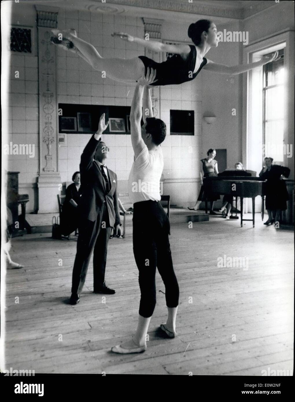 01 janvier 1961 - Anton Dolin Auditions danseurs Pour Le Corps de Ballet : Anton Dolin et John Gilpin étaient hier d'être vu de l'écoute et la sélection de jeunes danseurs pour inclusion dans le corps de ballet du Ballet Festival des Midlands - d'être tenu à Coventry en Juillet.. le jury a eu lieu à l'école Éducation artistique, Hyde Park Corner. Photo montre : Dix-neuf ans, Peter Hook de Kings Lynn et dix-huit ans Julie Poole de Shropshire - comme ils sont auditionné par Anton Dolin. Banque D'Images