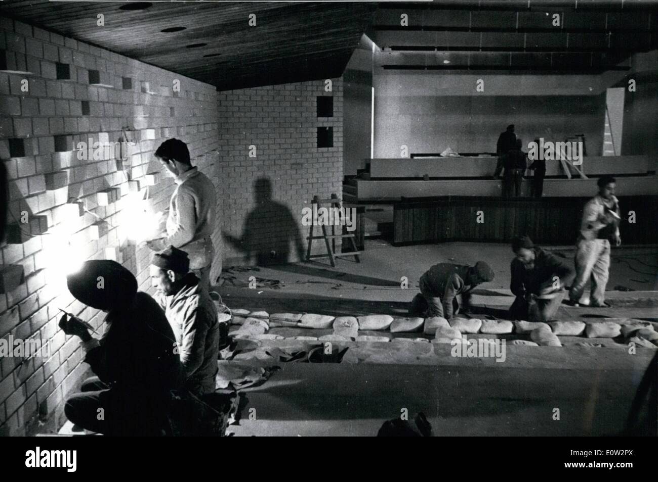 02 février 1961 - Aperçu des procès contre Adolf Eichmann à Jérusalem : Les travailleurs de mettre la touche finale à la salle où le procès aura lieu. Eichmann's boîte de verre pare-balles se tiendra sur le premier plan à gauche de la scène. Banque D'Images