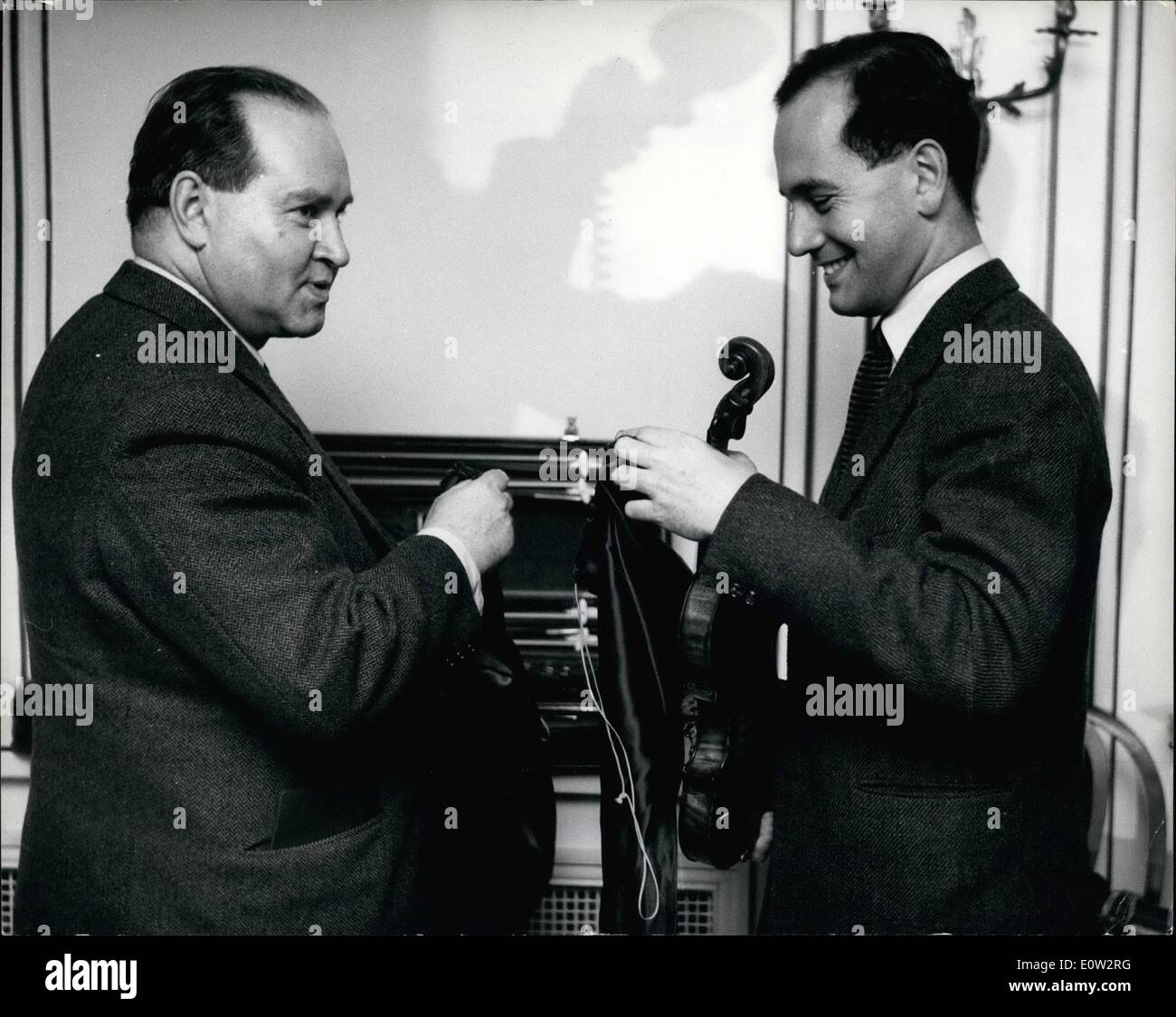 10 févr. 02, 1961 - La Russie a deux musiciens les mieux payés - Père et Fils violonistes - David et Igor Oistrakh - à Londres. : à voir à Londres hier étaient David et Igor Oistrakh - le père et fils violonistes de la Russie. Ils sont en Grande-Bretagne pour jouer dans l'Ouest pour la première fois - au cours de leur visite de 21 jours qu'ils se produira à la salle des fêtes ; Albert Hall ; Manchester ; et d'Oxford - et tous les sièges ont déjà été vendus. Ils apparaissent également à la télévision. David a 52 ans et son fils Igor est 29. Photo montre David et Igor Oistrakh - à Londres hier soir. Banque D'Images