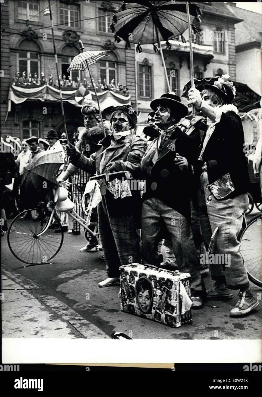 12 févr. 1961 - carnaval de Mayence : Cette année, le carnaval à Mainz, Allemagne. Vraiment commencé avec l'assermentation si ''plaqués recruter'' au Carnaval Ministère. Dans des masques de fantaisie des milliers de citoyens de monde la Schillerplatz à se joindre à cette parade. Banque D'Images