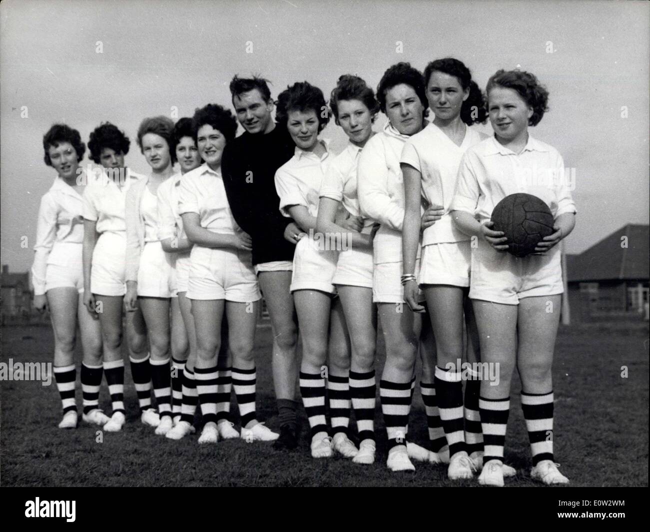22 févr. 1961 - George - Maintient le but pour les filles : -16 ans George Armstrong - est le seul garçon dans le "Cœur" de l'équipe de soccer Throbe, formé par un club des filles dans Wehitley Bay, dans le Northumberland.. Il a pris le rôle de gardien pour les filles - à la demande de sa petite amie - 17 ans Vivian Willis qui est capitaine de l'équipe et le centre de l'avant.. il sera en but quand l'équipe joue d'autres clubs dans le nord-est.. Le coeur sera coachée par Throbe FA Cup double médaillé olympique et international écossais Frank Brennan Banque D'Images