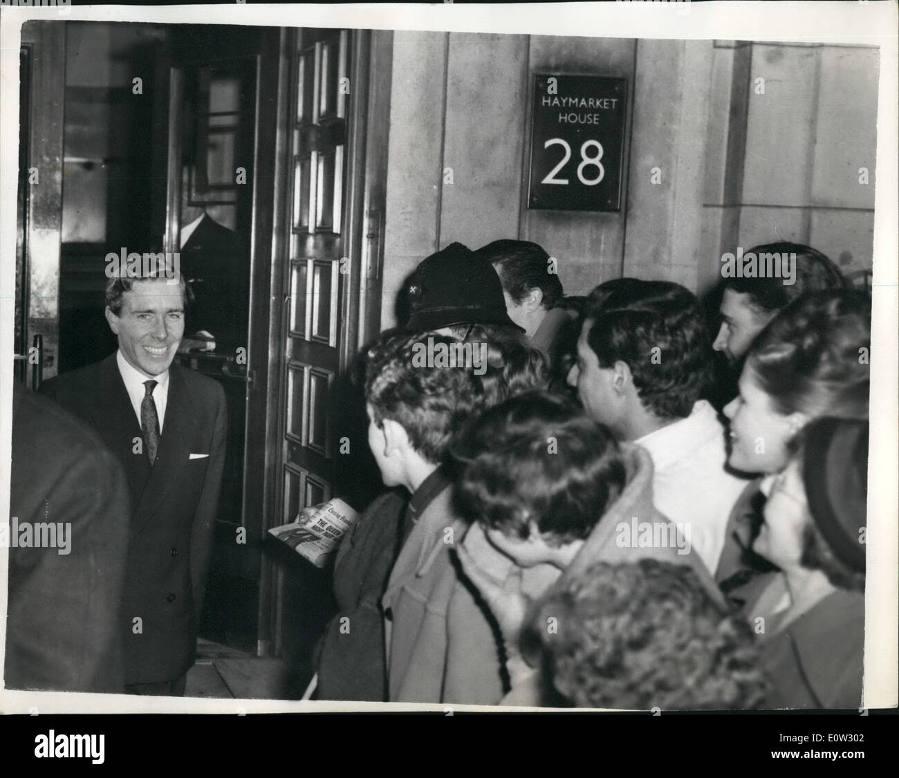 01 janvier 1961 - Anthony Armstrong Jones - Goes Home : Anthony Armstrong Jones - époux de la princesse Margaret - a commencé son nouveau travail aujourd'hui - dans les bureaux à Haymarket du Conseil national de l'esthétique industrielle. Photo montre Anthony Armstrong Jones quitte les bureaux à Haymarket - ce soir - pour la maison - à la fin de sa journée de travail aujourd'hui. Banque D'Images