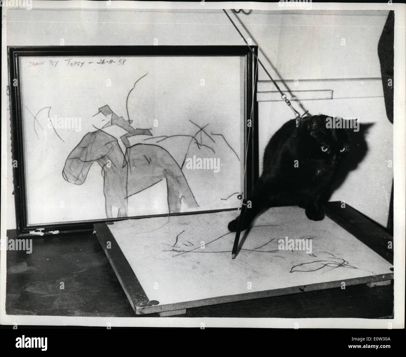 01 janvier 1961 - Croquis par un chat - pour être exposées... Une exposition de plus de 70 peintures de temps libre artiste M. George Cooper (47) d'Hertford est ouverte à Foyle's Art Gallery, Londres.. Inclus dans l'exposition sera un 'sketch' par Topsy a trois ans vieux chat noir... Le Dr Cooper a obtenu l'ides quand il a découvert que "Topsy" avait un penchant pour les stylos et crayons - donc il a suspendu un crayon doux de Topsy's 'attaque' sur les crayons- était la photo - que M. Cooper s'assombrit un peu petite annonce lui a donné un cycle de lavage. Banque D'Images