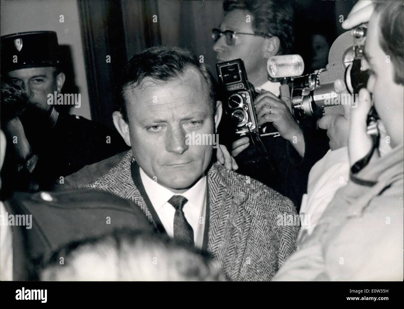 Mar. 03, 1961 - Peugeot ravisseurs contre-interrogé : Raymond Rolland et Pierre Larcher, le chef d'organisateurs d'Eric Peugeot de l'enlèvement ont été contre-interrogés par le juge d'instruction à-jour. Photo montre Pierre Larcher sur la photo après l'interrogatoire. Banque D'Images