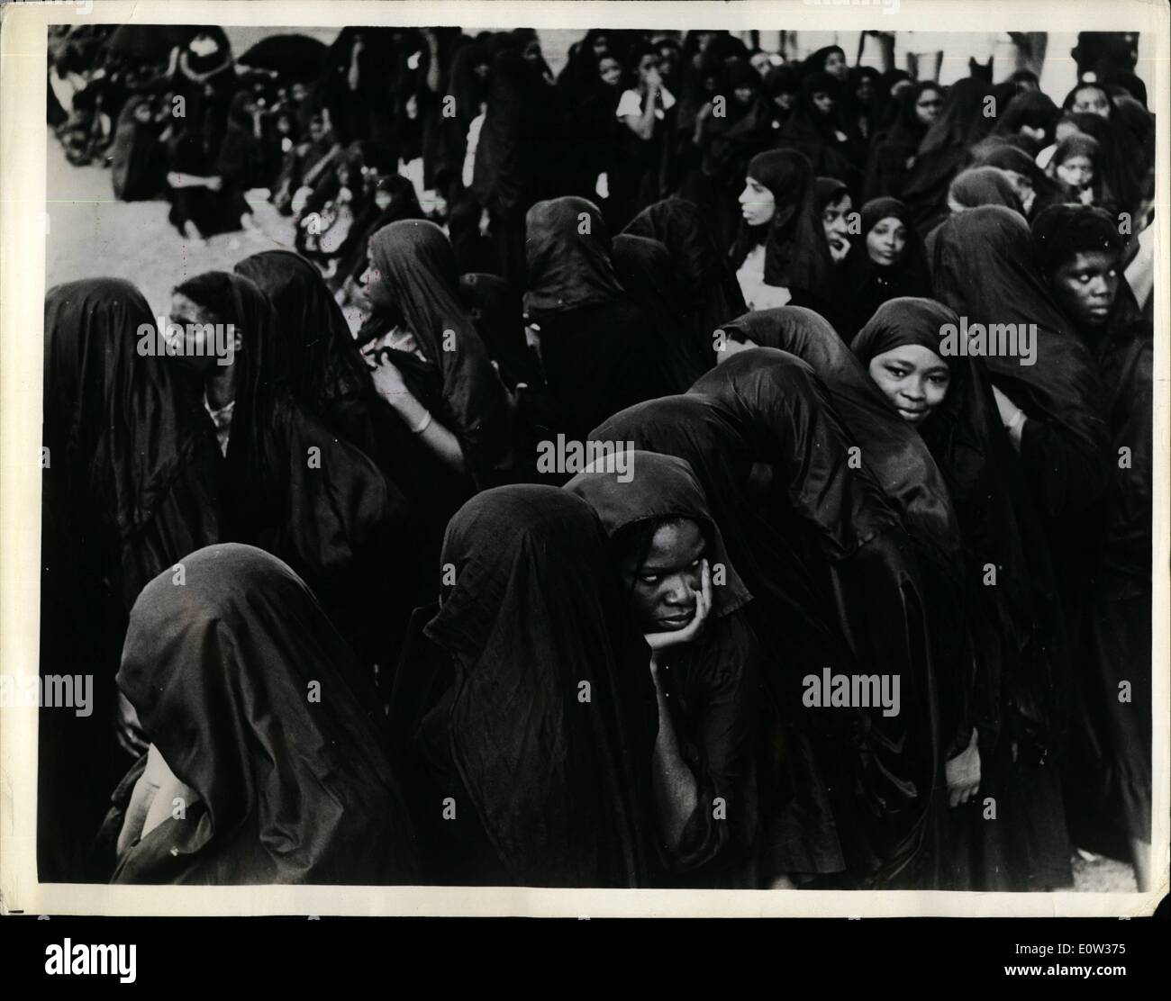 Mar. 03, 1961 - Vieled Vote. Les femmes voilées, certaines d'entre elles permettant à leurs visages à apparaître sur l'appareil, attendre en ligne avant l'Gulioni de scrutin lorsque les îles de Zanzibar et Pemba, protectorat britannique au large de la côte du Tanganyika, se sont rendus aux urnes pour choisir leur première majorité élue pour leur conseil législatif. il y avait 22 sièges à pourvoir et qu'un vote a décidé la majorité des 10 sièges qui sont allés à l'Afro-Shirazi Party. L'arrivée du parti nationaliste de Zanzibar avec neuf suivant, et le troisième était le Parti du Peuple de Pemba, trois sièges. Banque D'Images