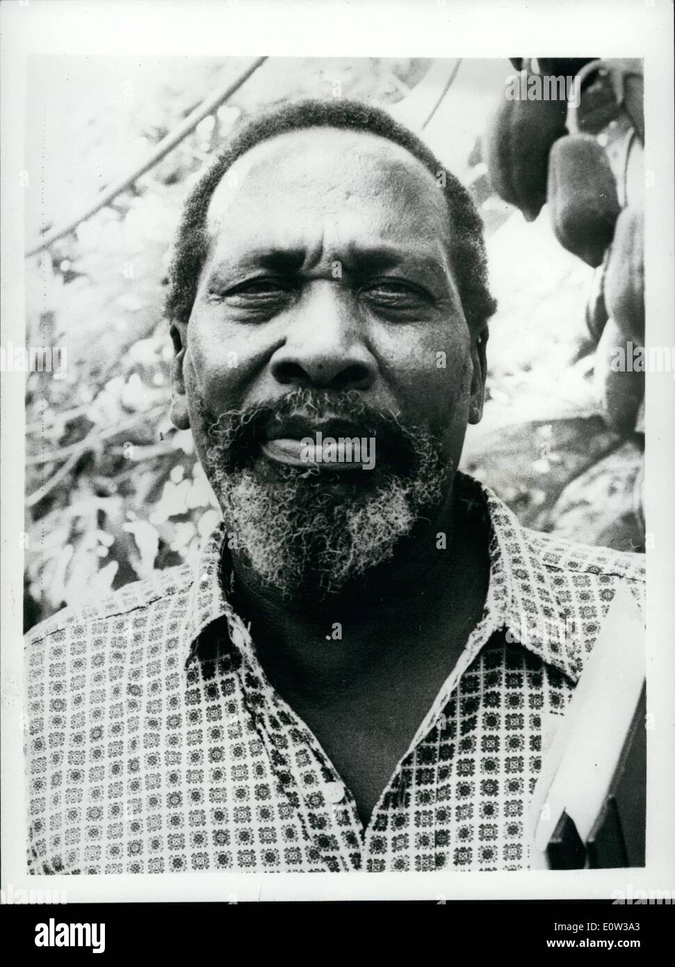 Mar. 03, 1961 - La voix de - Jomo Kenyatta a applaudi à la conférence panafricaine de personnes au Caire. : La voix de l'Jomo Kenyatta, leader du condamné les terroristes Mau-Mau au Kenya- a été entendu par les délégués à la Conférence du peuple africains au Caire.. La voix avait été enregistrée et prises à la conférence par M. TOM MBOYA, secrétaire de l'Union nationale africaine du Kenya.. Kenyatta est vivant sous restriction dans un village du Kenya à distance - et c'était la première fois que sa voix avait été entendu après huit ans de prison Banque D'Images
