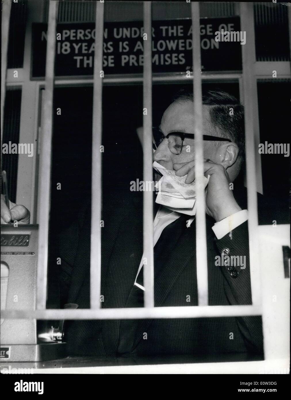 Mai 05, 1961 - premier pari juridique a ouvert ses portes à Londres. L'entreprise vive a été effectuée hier, premier jour de l'paris légaux - boutiques dans tout le pays. Photo montre Charlie Meyer vu derrière le comptoir comme il prend un pari - dans son bureau de Paris à Caledonian Road - hier. Banque D'Images