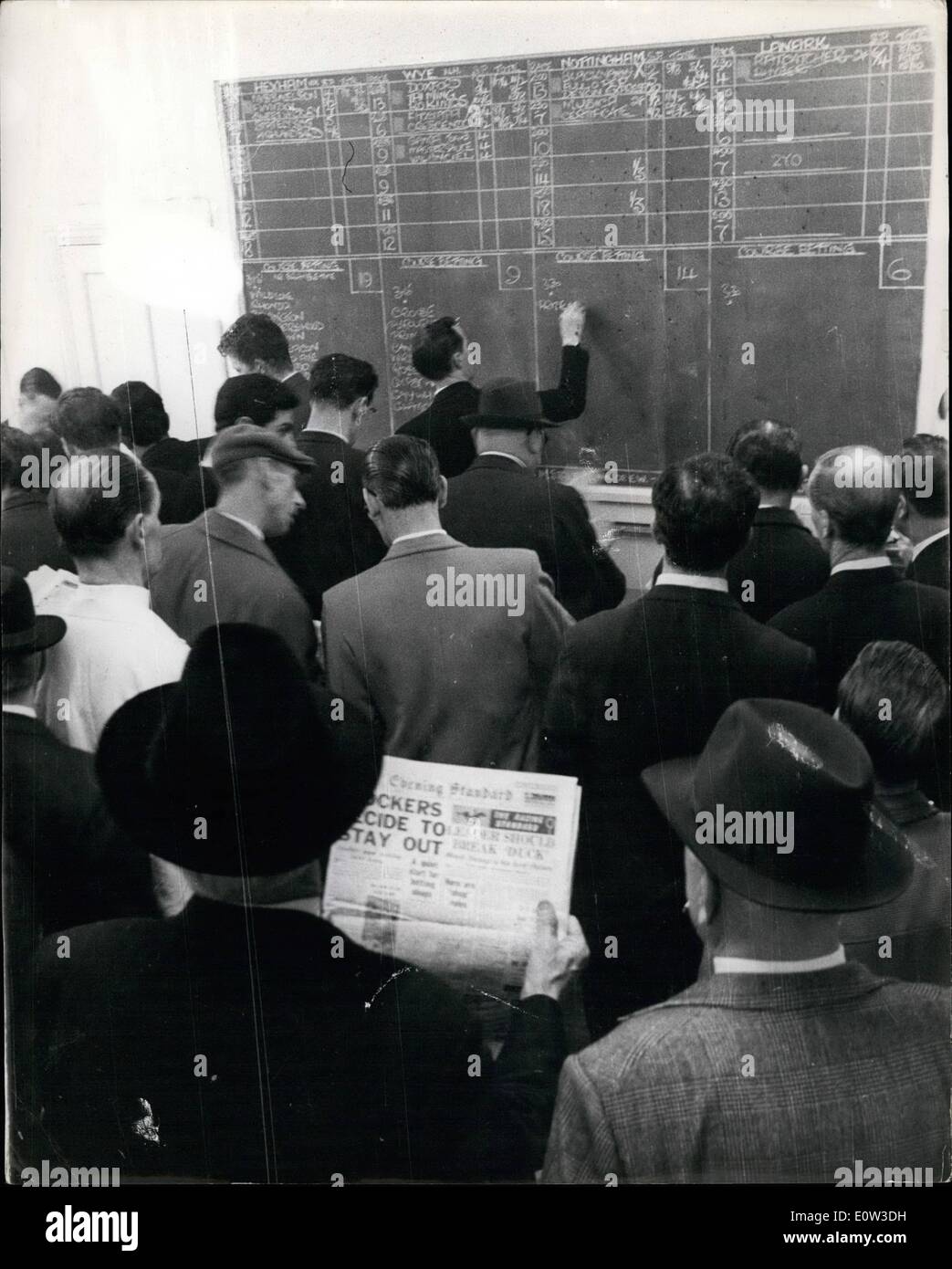 Mai 05, 1961 - premier pari juridique a ouvert ses portes à Londres. L'entreprise vive a été effectuée hier, premier jour de l'paris légaux - boutiques dans tout le pays. Photo montre : les parieurs contre-ramoneur bureau de paris en Dover Street, Mayfair -- et regarder comme gagnants et les prix sont à la craie sur le conseil -- hier. Banque D'Images