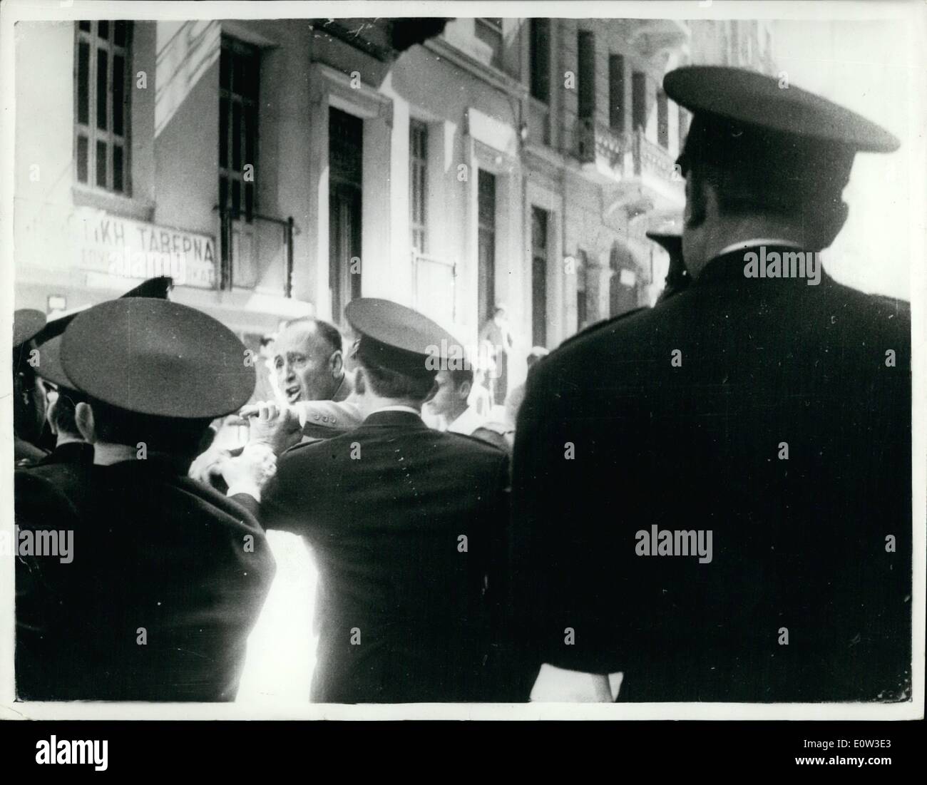 Mai 05, 1961 - La police grecque cruet heathen par policiers- par erreur fax pas - à Athènes. Une force de police patrouillaient dans les rues d'Athènes, au cours de la journée peut paraden - afin d'éviter toute difficulté qui pourrait être mis en cage par les communistes. Lorsqu'un groupe de communistes a essayé de marcher vers le centre d'Athènes - la police les a dispersés .Toutefois, après le groupe des communistes a été papaspyropcules - Inspecteur en civil Banque D'Images