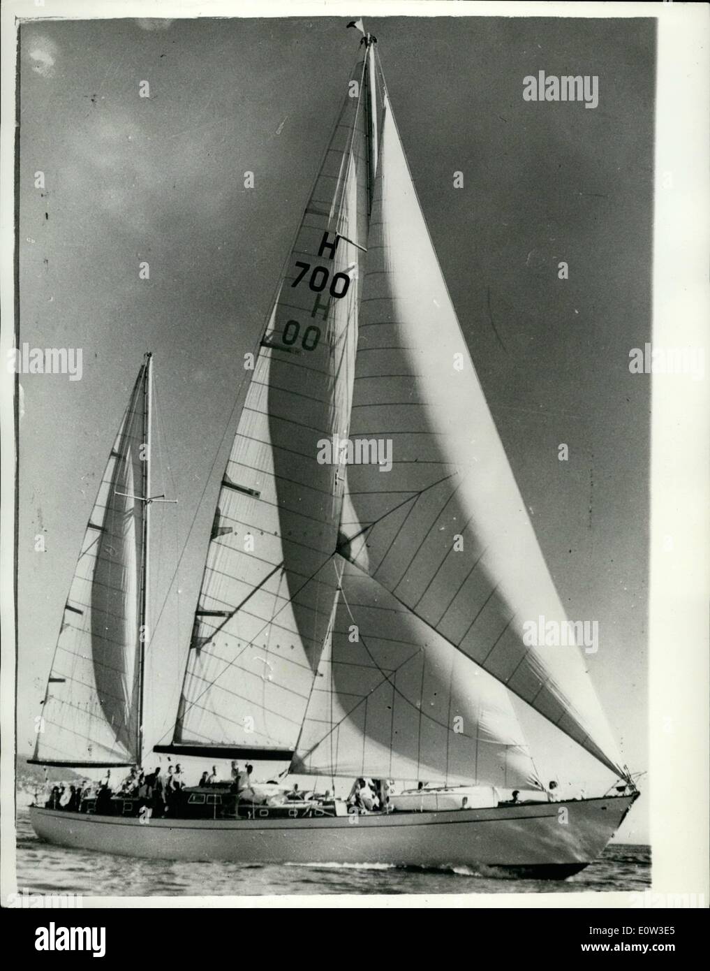 Mai 05, 1961 - La course Ketch Stormvogel : La course des océans, ketch Stormvogel, 75 pieds de long et peser 30 tonnes, 16 pieds et 85 pieds de hauteur du mât principal, qui est considéré comme l'un des plus beaux et les plus rapides disponibles construit en Afrique du Sud, est maintenant la voile pour Amsterdam et Cowes où il entrera pour ces courses. Elle prendra également part à l'événement classique Fastnet. Après cet événement, il sera de retour à Cape Town via la Méditerranée et côte Est. En janvier, il prendra part à l'Buenos Aires à Rio de Janeiro la race, puis, en août, l'année prochaine, à New York et des Bermudes Bermudes plus tard à l'Europe courses Banque D'Images