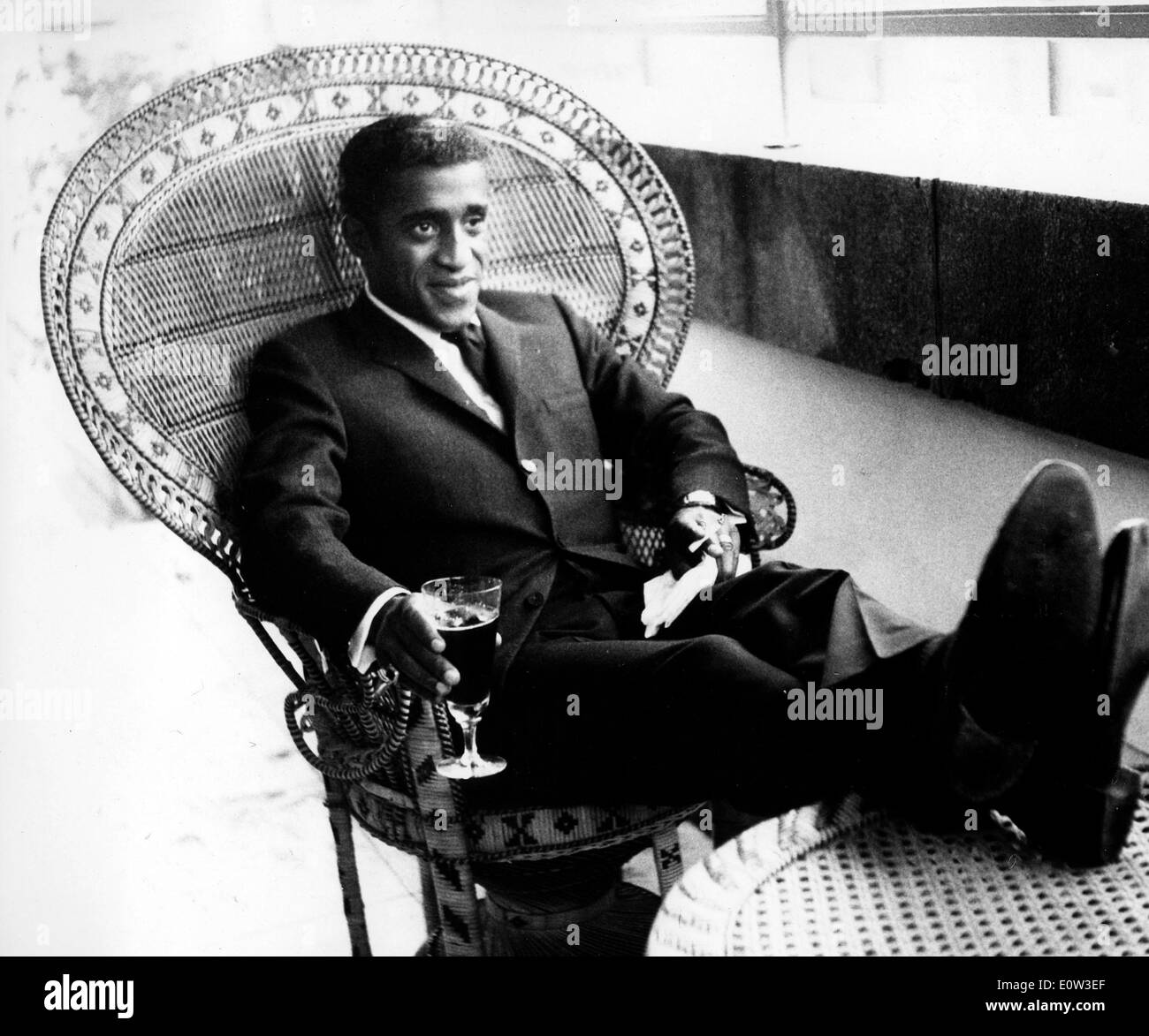 Sammy Davis Jr. se détendre avant son Gala de Charité Banque D'Images