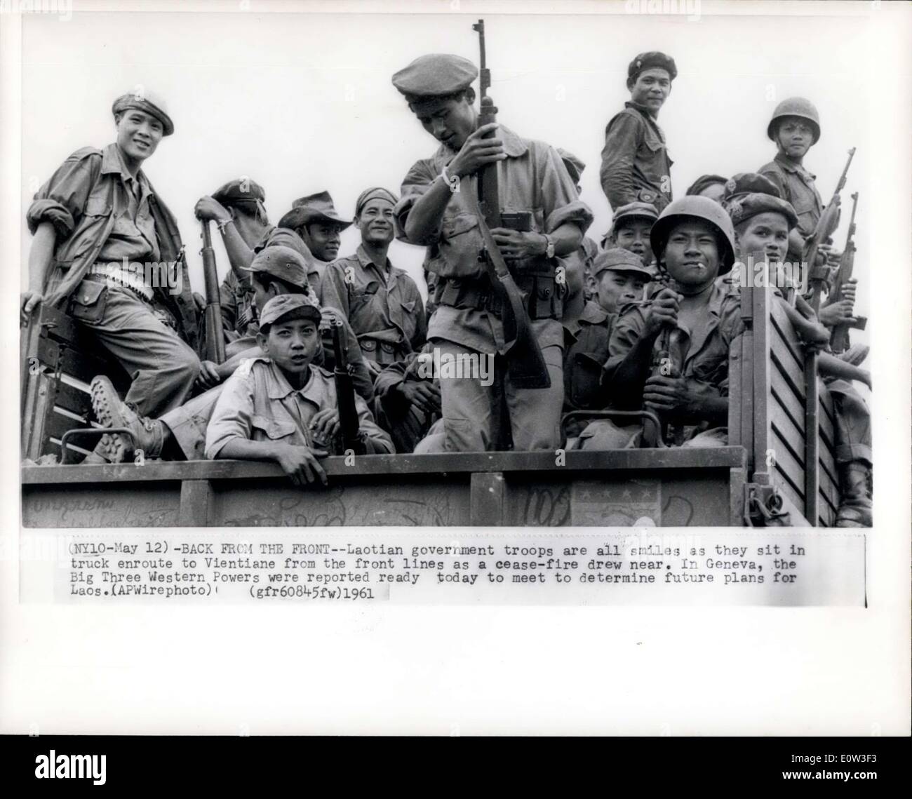 12 mai 1961 - Retour de l'avant--les troupes gouvernementales laotiennes sont tout sourire alors qu'ils siègent dans des camions à destination de Vientiane à partir de la ligne de front comme un cessez-le-feu. À Genève, les trois grands pouvoirs de l'Ouest ont été signalés aujourd'hui prêt à se réunir pour déterminer les plans d'avenir pour le Laos (APWire Photo) Banque D'Images