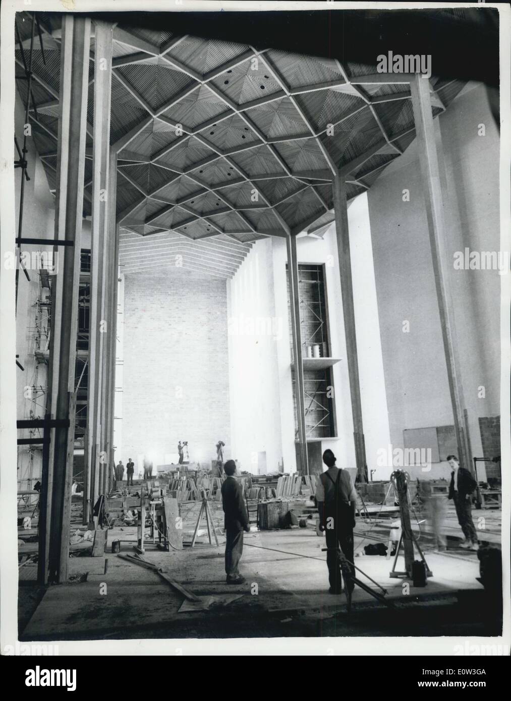 24 mai 1961 - Vue de la presse nouvelle cathédrale de Coventry progress.. Avis de NAVE - Regard sur autel. Les membres de la presse ont visité la cathédrale de Coventry en liaison avec la conférence qui aura lieu le mercredi 24 mai. Mai - un an avant la consécration des bâtiments.. Un échafaudage est retirée à l'intérieur du bâtiment pour découvrir la splendeur architecturale.. Photo : Keystone montre- Vue de la NEF vers l'Autel et Lady Chapel - de la nouvelle cathédrale de Coventry. Banque D'Images