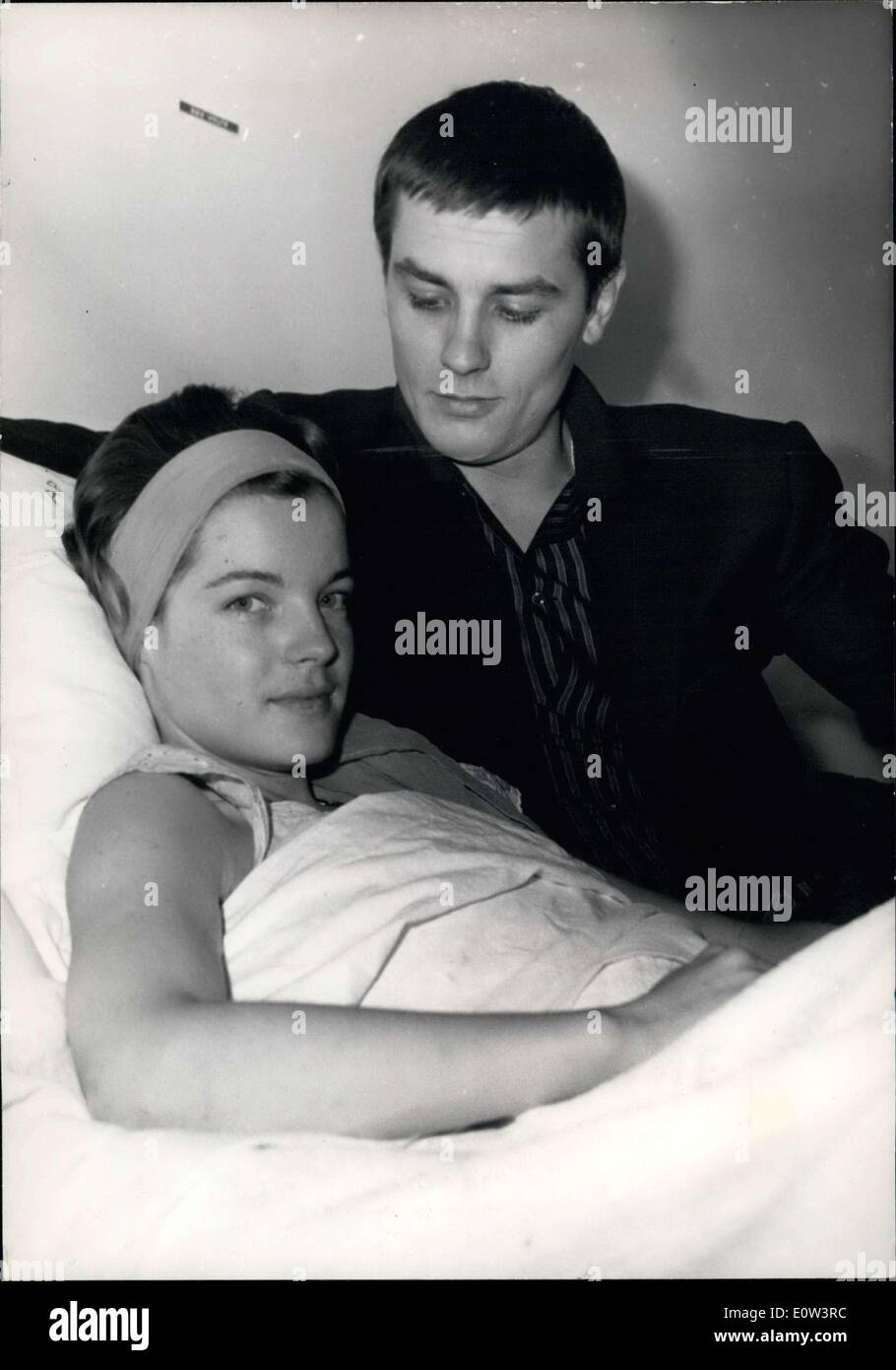 Mar. 14, 1961 - Schneider a subi une opération de l'appendicite il y a quelques jours et sera libérée de l'hôpital plus tôt. Son fiancé, Delon, lui rend visite tous les jours. Banque D'Images