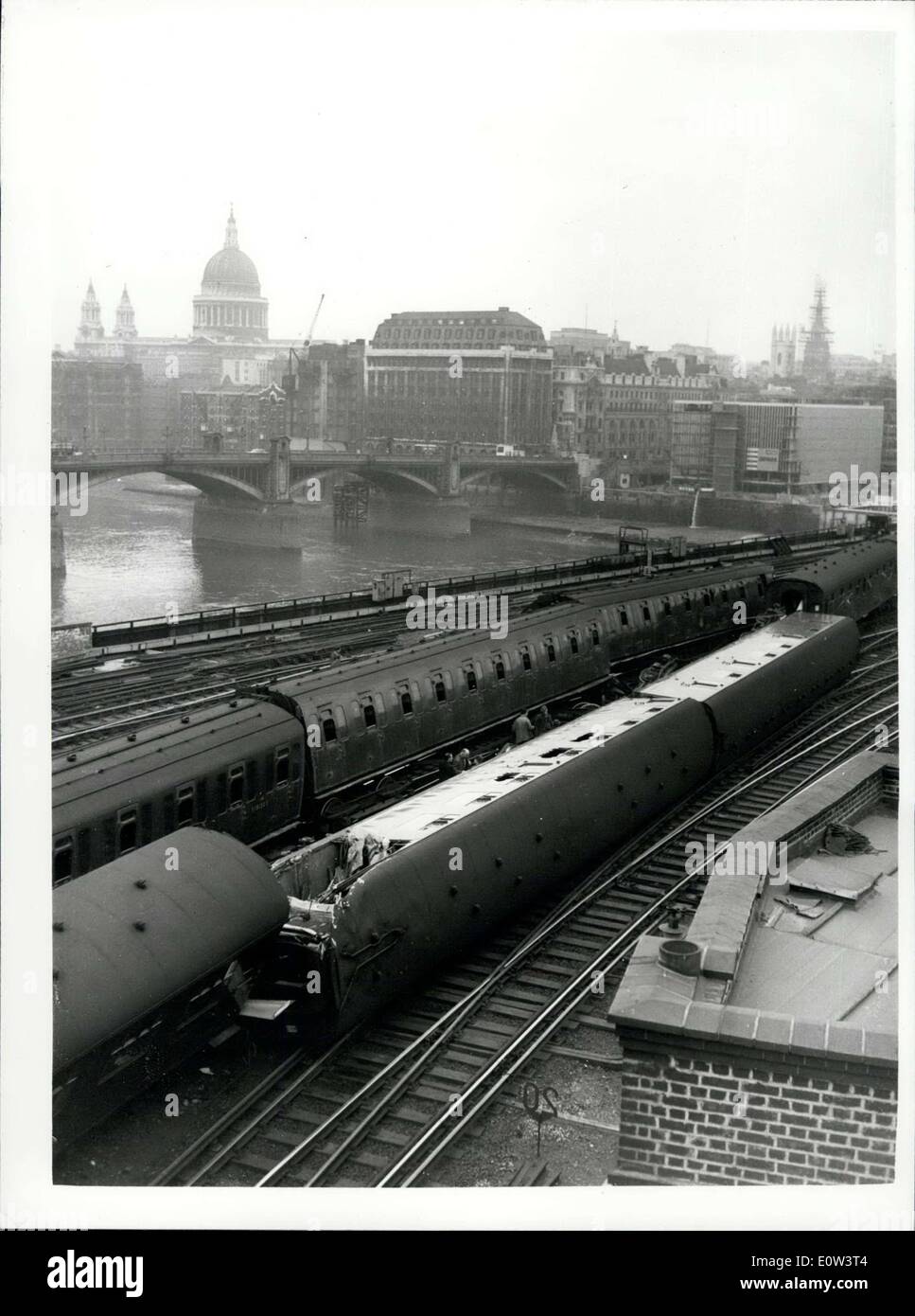 20 mars 1961 - passagers blessés à Londres. accident ferroviaire : Un certain nombre de passagers ont été transportés à l'hôpital ce matin - après le 8-35 h train de Addiscombe et un train vide en sortant de Cannon Street Station, sur une autre voie, ont évoqué l'autre. Les trois entraîneurs de l'Addiscombe train ont déraillé. Cannon Street Station a dû être fermée à la circulation. La photo montre la vue générale montrant l'épave - hors Cannon Street Station ce matin. Banque D'Images