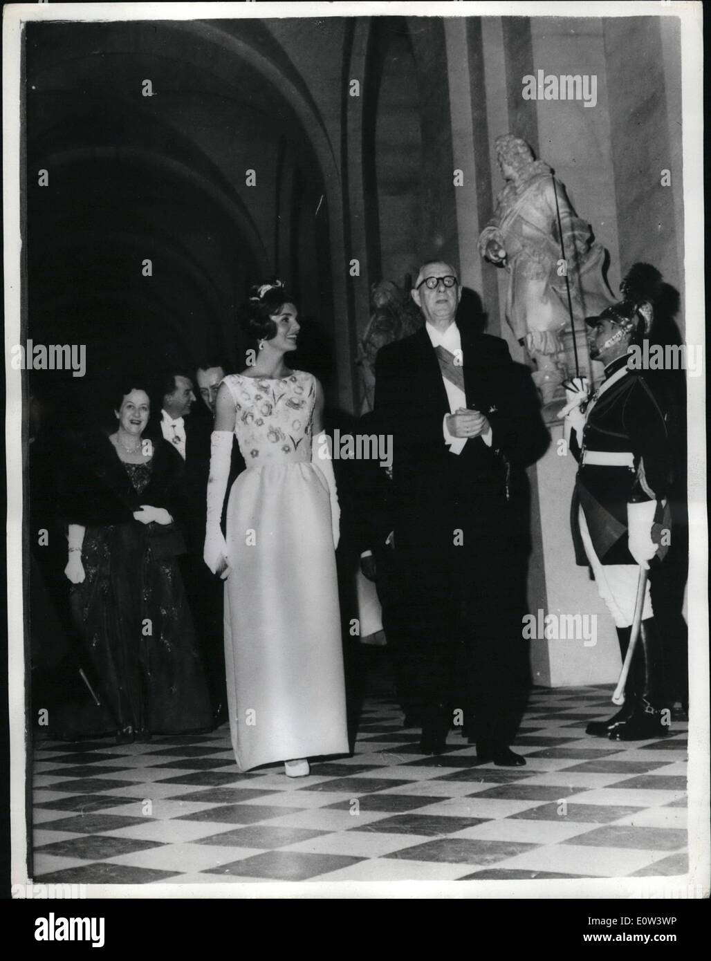 Juin 01, 1961 - 2-6-61 Jackie Kennedy devient toast du monde de la mode.  Mme Jacqueline Kennedy, épouse du Président des États-Unis a été le toast  de la Paris fashion monde lorsqu'elle