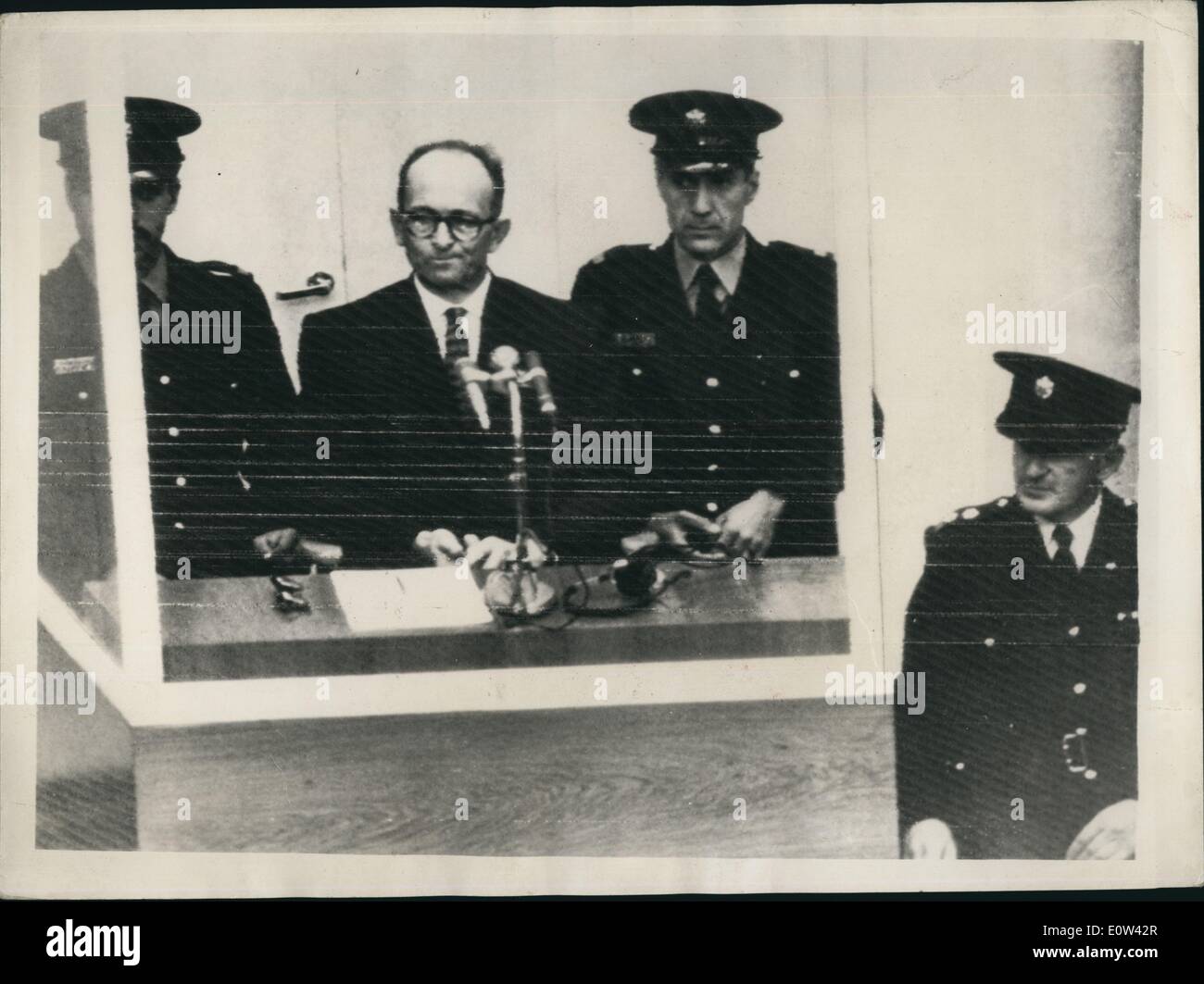 04 avril, 1961 - Ouverture de la procès Adolf Eichmann à Jérusalem. Accusé de meurtre de masse des Juifs : Le procès s'est ouvert ce matin à Jérusalem d'Adolf Eichmann ancien Colonel S.S. nazis sur des accusations de meurtre le mann de millions de Juifs dans des camps de concentration pendant la guerre. Photo montre bien gardées avec un policier sur chaque côté de lui Adolf Eichmann vu dans sa station d'épreuve des balles spéciales à l'ouverture de son procès à Jérusalem ce matin. Banque D'Images