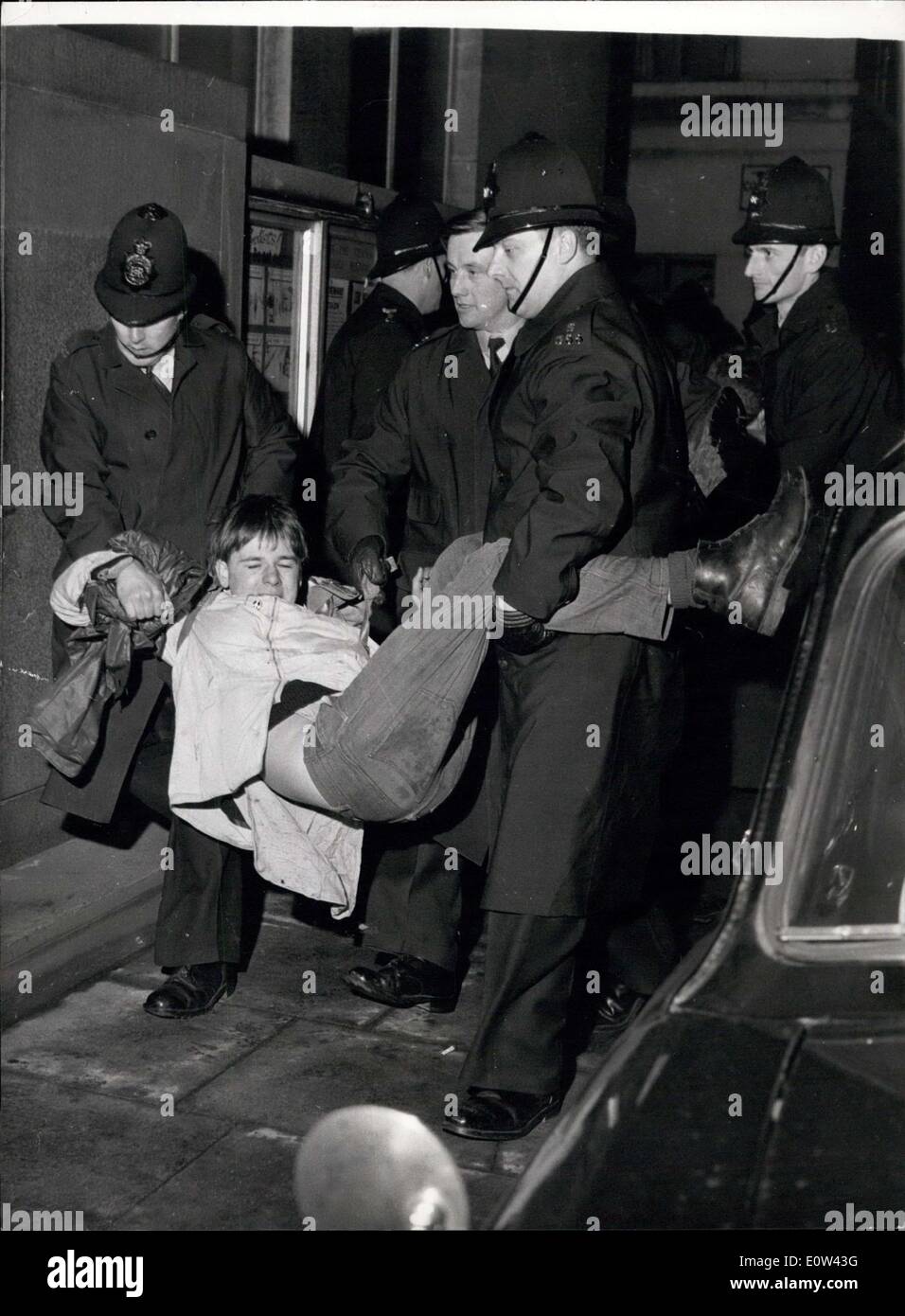 Avril 04, 1961 - lutte de la police contre des manifestants. Quelques heures après le rallye de Trafalgar Square à la fin de l'interdiction de 'la bombe' marche Wethersfield et Aldermaston hier, la police livré deux batailles avec 'l'interdiction de la bombe" manifestants. Les problèmes ont commencé lorsque 500 manifestants assis sur la route près de l'ambassade américaine à Grosvernor Square et refusé de se déplacer. Deux de leurs leaders ont été arrêtés et emmenés au poste de police de l'Ouest et du Centre en ligne, et 200 Saville des manifestants ont bondi sur la route menant à la station de police de tye de protester Banque D'Images