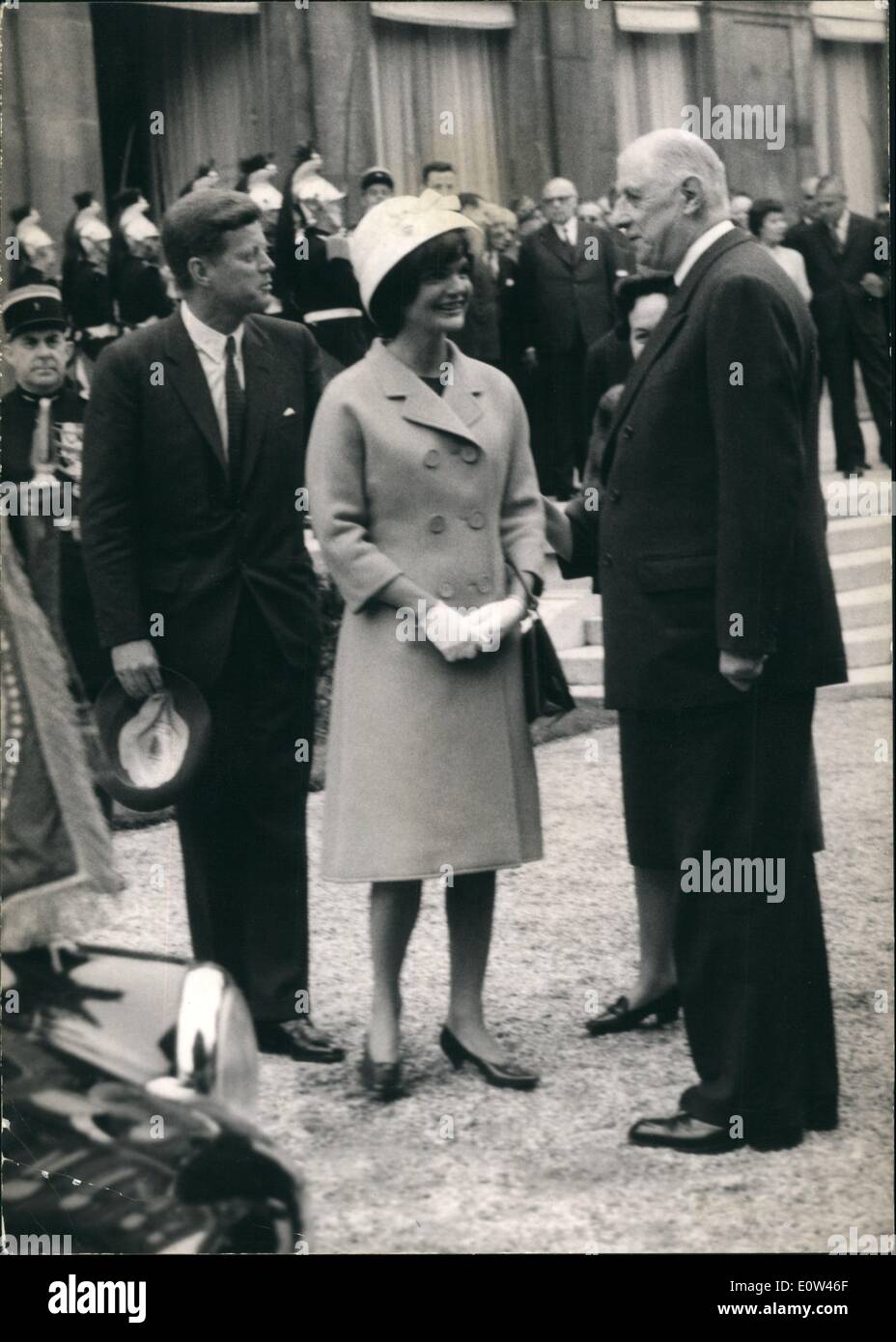 Juin 06, 1961 - Le Président Kennedy : fin de visite officielle. La photo montre le président et Mme Jacqueline Kennedy prendre congé du général et Mme De Gaulle dans le jardin de l'Elysée à la fin de leur visite d'état cet après-midi. Ils voleront à Vienne To-Morrow matin. Banque D'Images