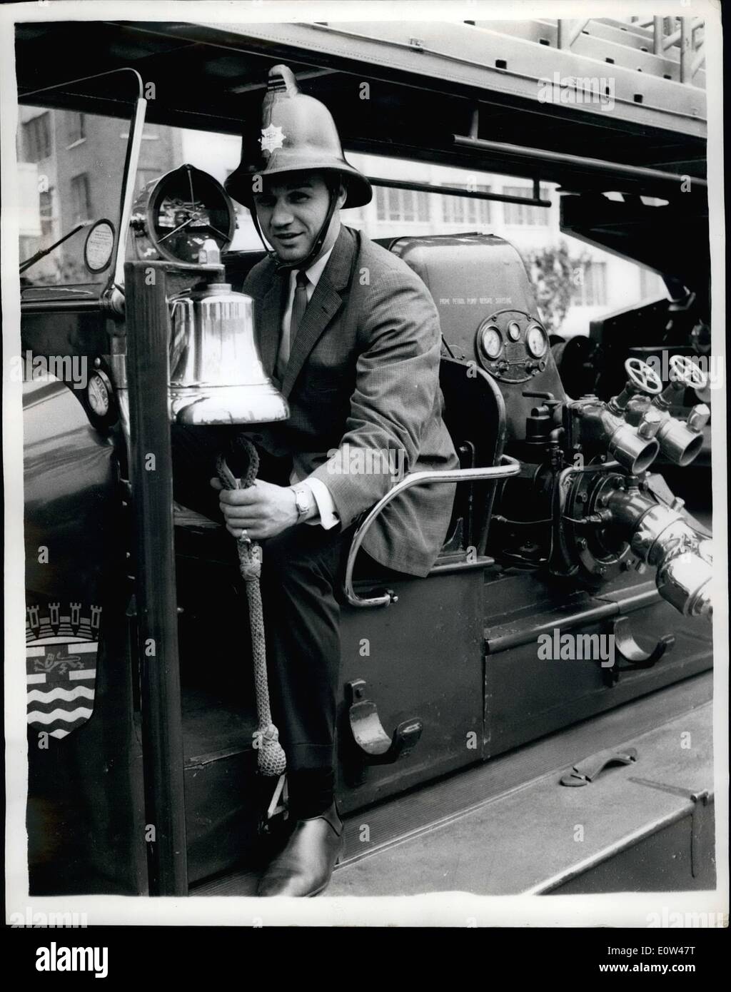 Juin 06, 1961 - World champion poids moyen Paul Pender visites siège de la London fire brigade. Paul Pender le monde champion poids moyen qui est ici pour son titre concours avec Terry Downes le 11 juillet cet après-midi, a effectué une visite au siège de la London Fire Brigade à Lambeth pour rencontrer certains des pompiers Paul Pender est un ancien pompier professionnel de Boston et s'avère encore parfois en tant que bénévole. Photo montre Paul Pender, complet avec casque de pompier essaie l'incendie sur un moteur à la Brigade d'incendie ce afteroon H.Q. Banque D'Images