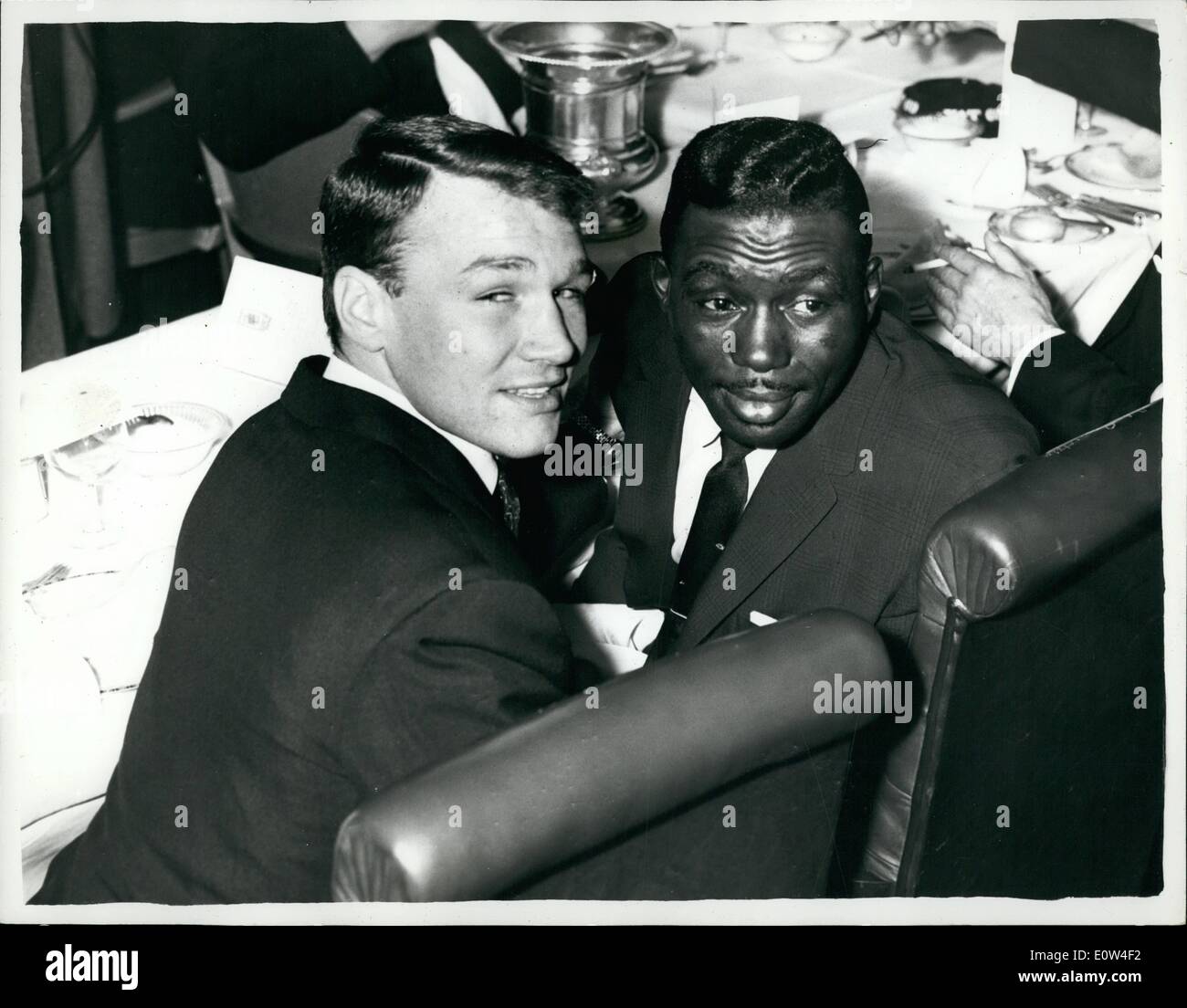 Avril 04, 1961 - World Champion léger Joe Brown rencontre Dave Charnley Challenger au déjeuner : Joe Brown, le champion du monde poids léger, est arrivée à Londres aujourd'hui pour se défendre est titre contre Dave Charnley, l'Empire britannique et champion poids léger, à Earls Court le 18 avril., les deux boxeurs se sont rencontrés lors d'un déjeuner au restaurant du Isow, brasseur-street, aujourd'hui. Photo montre Dave Charnley et Joe Brown vus ensemble au cours du déjeuner aujourd'hui. Banque D'Images