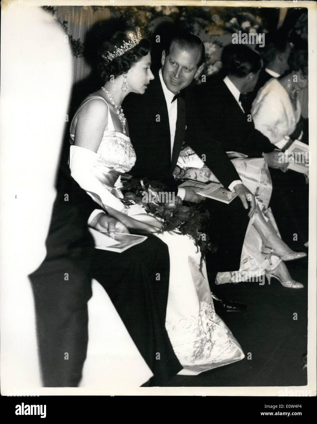 Avril 04, 1961 - La Reine et le Prince Philip assister à la première du film Les Canons de Navarone . Sa Majesté la Reine, accompagnée par le Prince Philip, la nuit dernière a assisté à la première mondiale du film Les Canons de Navarone au cinéma Odeon de Leicester Square à Londres. Photo montre : le Prince Philip se tourne pour parler à la reine qu'ils prennent leur place dans la loge d'hier soir. Keystone Banque D'Images