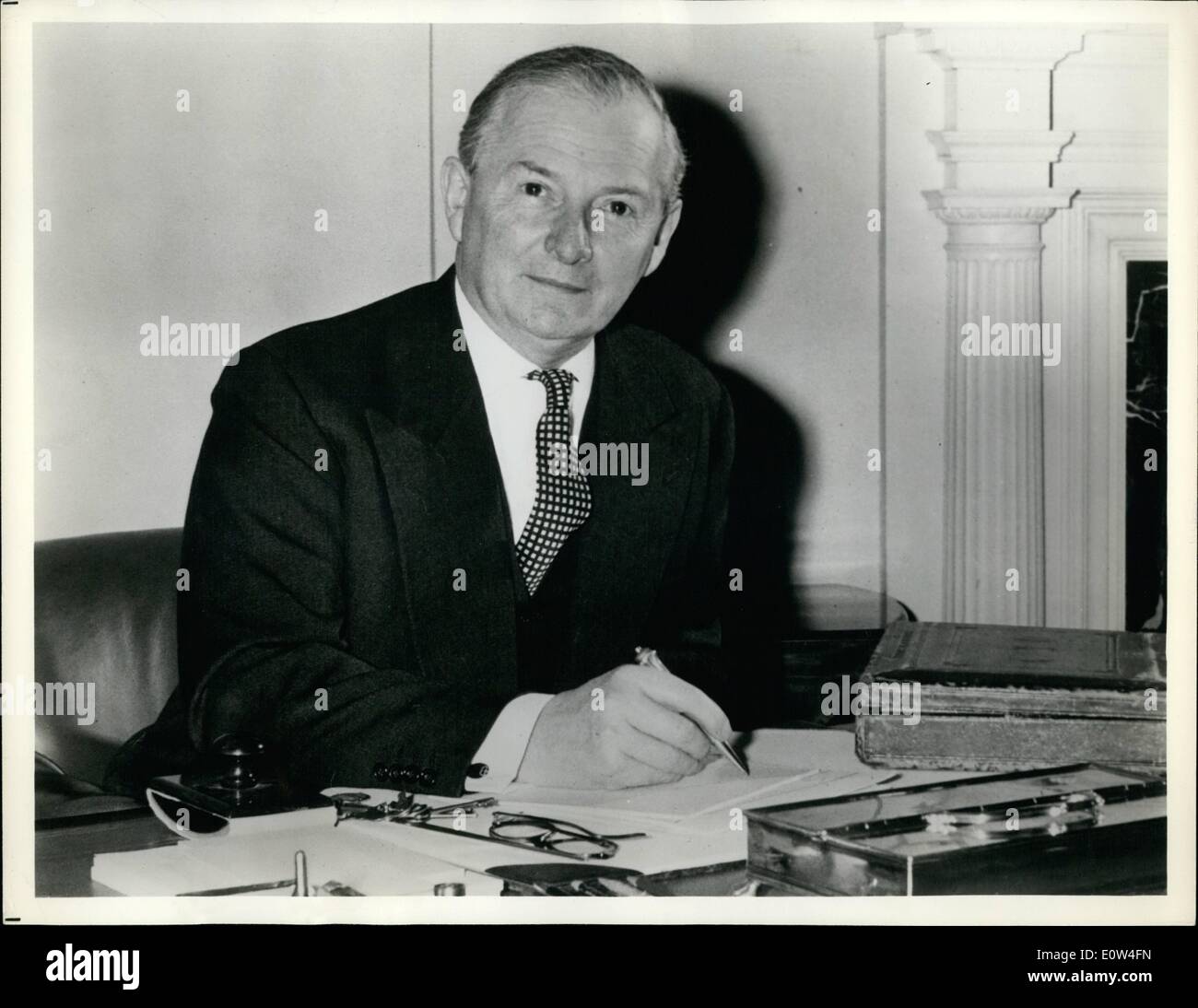 Avril 04, 1961 - l'homme en Grande-Bretagne : M. Selwyn Lloyd, le Chancelier de l'Échiquier, travaille dans son bureau de la trésorerie, Londres, sur le budget qu'il présentera à la Chambre des communes et le peuple britannique lundi prochain, le 17 avril. Sur son bureau à côté de lui (à droite) est l'envoi dans la boîte rouge qui, depuis les années 1850 ont mené leurs chanceliers de la comptabilité des finances de l'année précédente (se terminant le 31 mars) et leurs propositions pour la prochaine année d'imposition. Banque D'Images