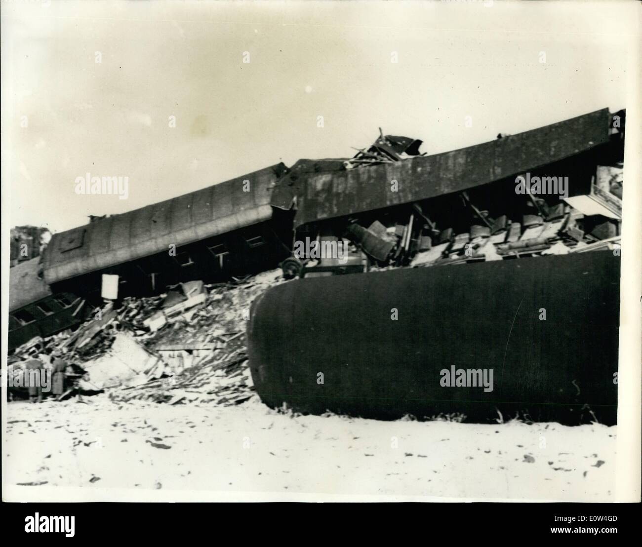 Avril 04, 1961 - Trente-cinq tués dans Crash Train Trente cinq personnes ont été tuées et 100 blessées aujourd'hui lorsque deux trains - l'un venant de Skopje - sont entrés en collision frontale sur, près de Belgrade, dans un brouillard épais. Photo montre : l'épave sur les lieux de l'accident de ce matin. Banque D'Images