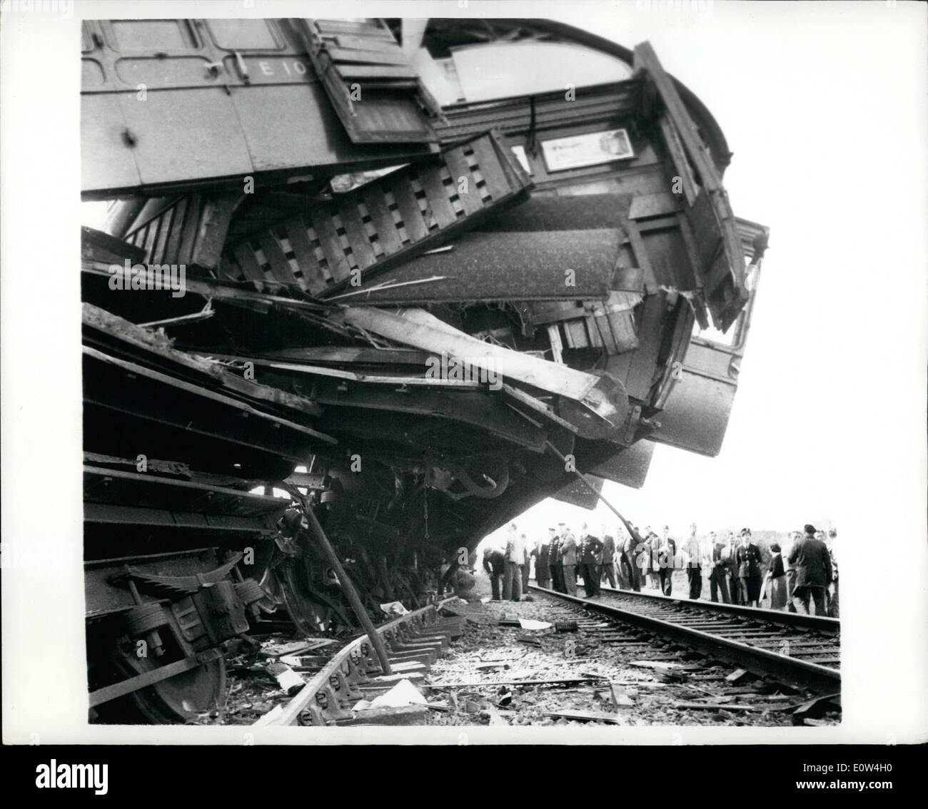 Avril 04, 1961 - Un mort - cinquante blessés dans des accidents de train. L'épave de l'Entraîneurs : Une personne a été tuée et une cinquantaine de blessés Banque D'Images