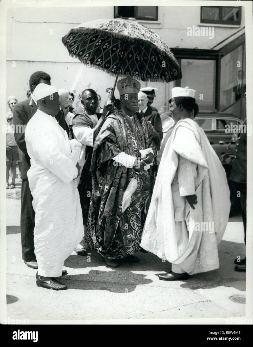 Juin 06, 1961 - Le Navire de la marine nigériane a lancé : H.M.N.S à Enugu, le premier navire à être spécialement construit pour la Royal Navy nigériane a été lancé aujourd'hui à Gosport par Mme Flora Azikiwe, épouse du gouverneur général de la Fédération. Un bateau de la défense de la mer, l'Enugu, va chasser subs. Elle est de 117 par 20 pieds. Sur la photo, sur la gauche, l'Obar de Lagos à l'ombre d'un grand parapluie, parle à Mathew MBU, Ministre d'État à la fonction publique fédérale avant le lancement. Banque D'Images