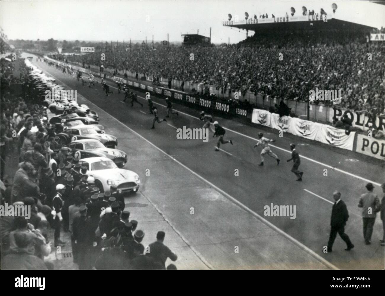 Juin 06, 1961 - 24 Heures du Mans Course d'Endurance. Photo montre au signal de départ les coureurs se précipitent vers leurs voitures ? La course d'Endurance de 24 heures va commencer. Banque D'Images