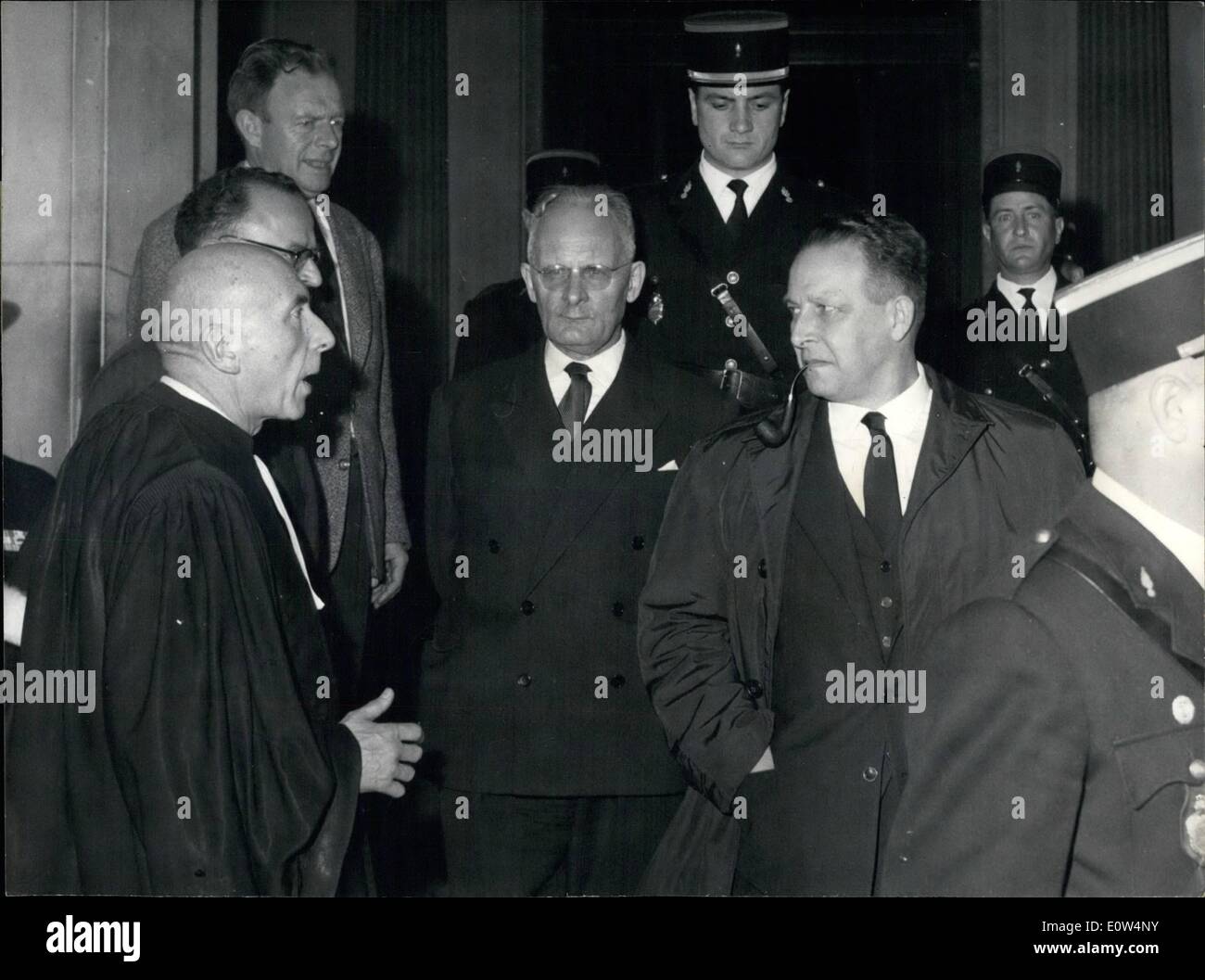 Juin 06, 1961 - quinze ans pour Challe et Zeller. Ex-généraux français Challe et Zeller ont été condamnés à 15 ans de prison par un tribunal militaire la nuit dernière pour avoir mené une révolte militaire conçu pour maintenir l'Algérie française. OPS : Challe avec ses mains dans ses poches et fumant une pipe et Zeller avec une bouche pincée et un regard sombre sur son visage mince sur la photo tout en laissant au tribunal après le verdict d'hier soir. M'a laissé à Toulouse, l'avocat de la défense de Zeller. Le 1er juin/61 Banque D'Images