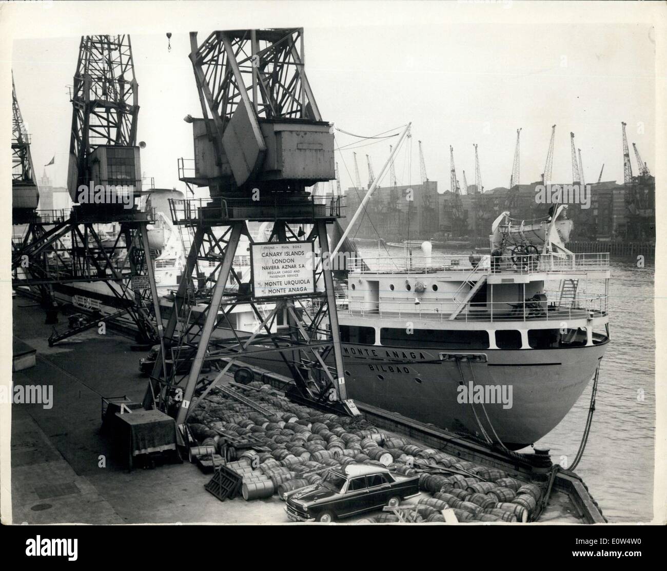 27 avril 1961 - Londres : La grève se propage Dock dock de Londres s'étend des grèves et du travail à tous les quais était presque à un standstall aujourd'hui. Photo montre un navire vu en attente d'être déchargés dans le Tooley Street-dock area ce matin. Banque D'Images