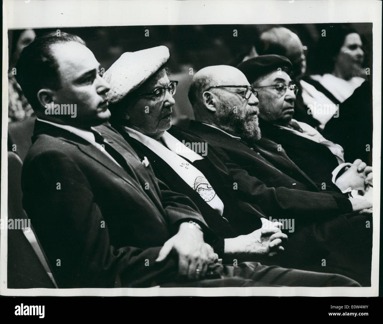 Mai 05, 1961 - Le procès Eichmann continue à Jérusalem. : Le procès d'Adolf Eichmann : Vu l'écoute de la procédure à Jérusalem sont Mme Rachel Ben-Zwi (white hat) épouse du Président d'Israël. À sa gauche sont le professeur et Mme Dinur (il était l'ancien ministre de l'éducation). Il est inhabituel pour un haut fonctionnaire d'assister à ce procès Banque D'Images